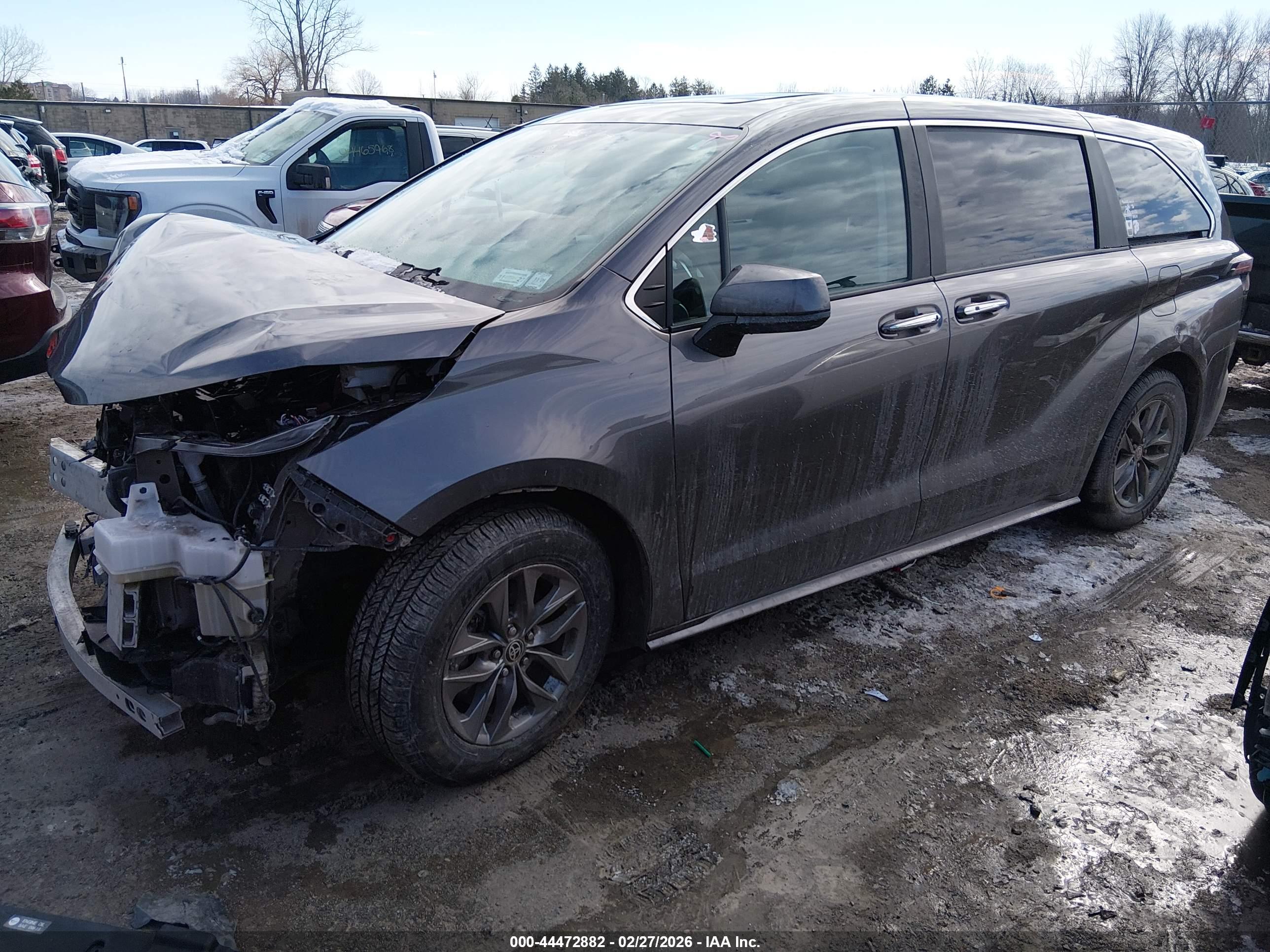 TOYOTA SIENNA image 2