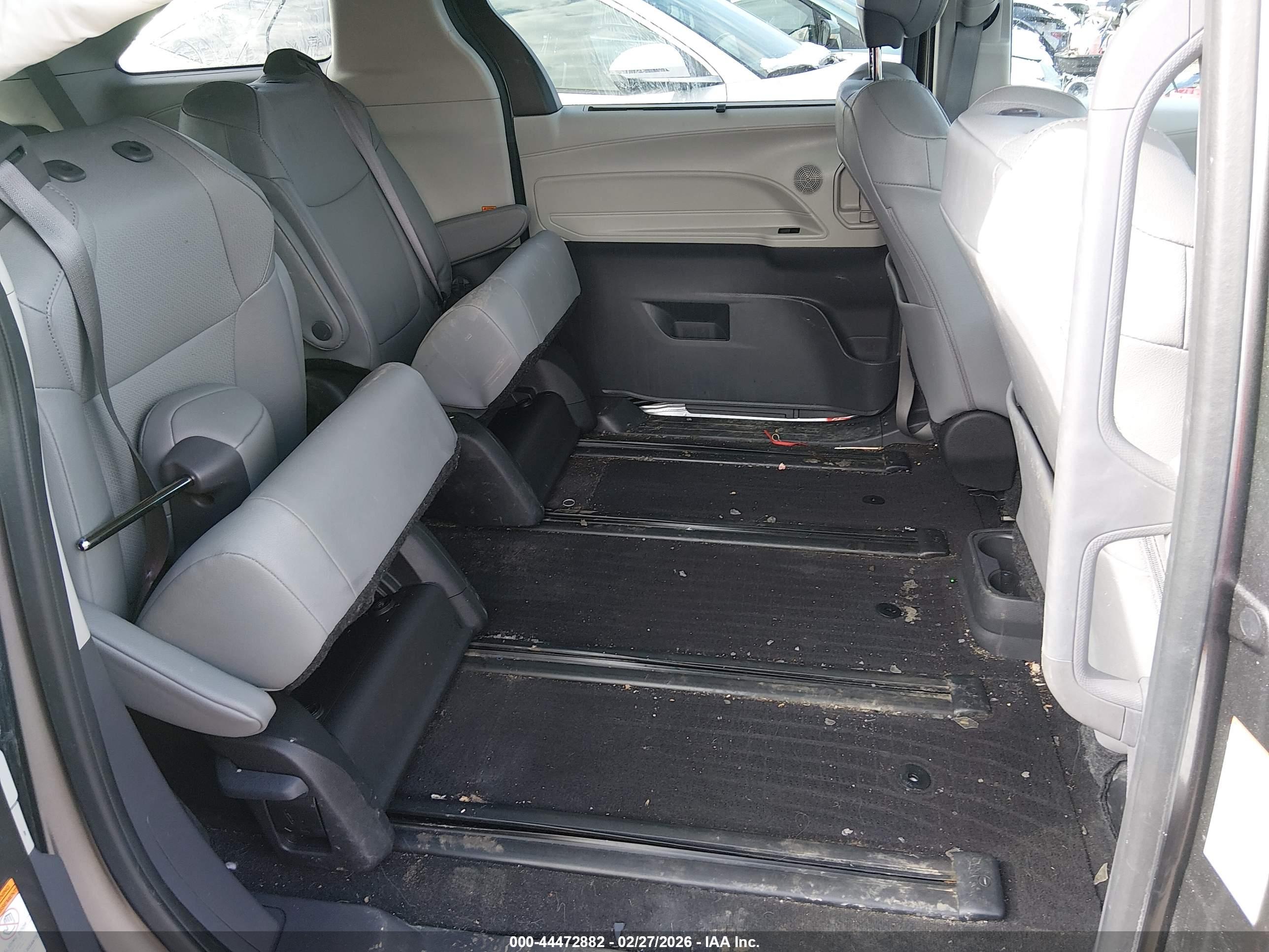 TOYOTA SIENNA image 8