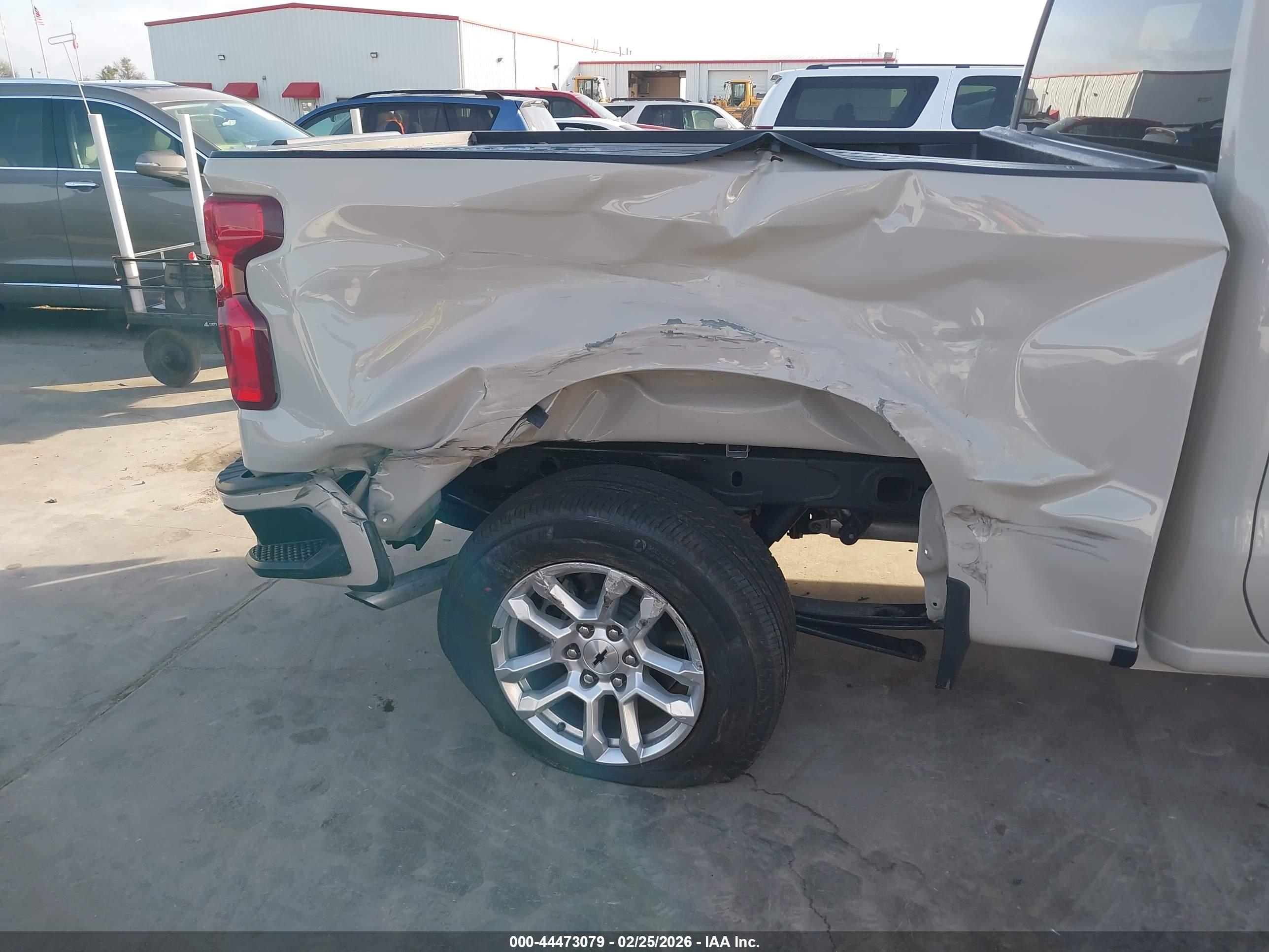 CHEVROLET SILVERADO image 6