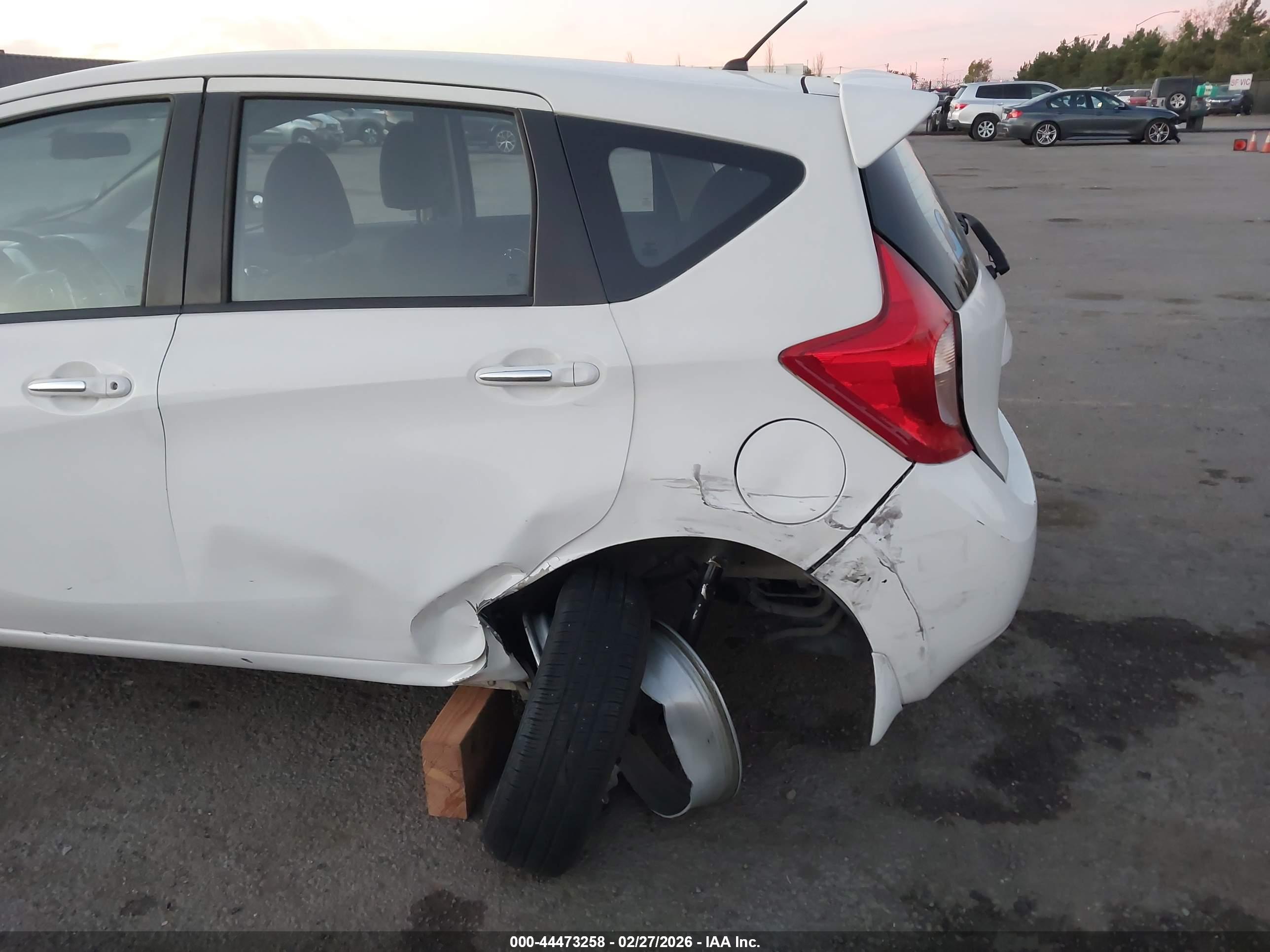 NISSAN VERSA image 6