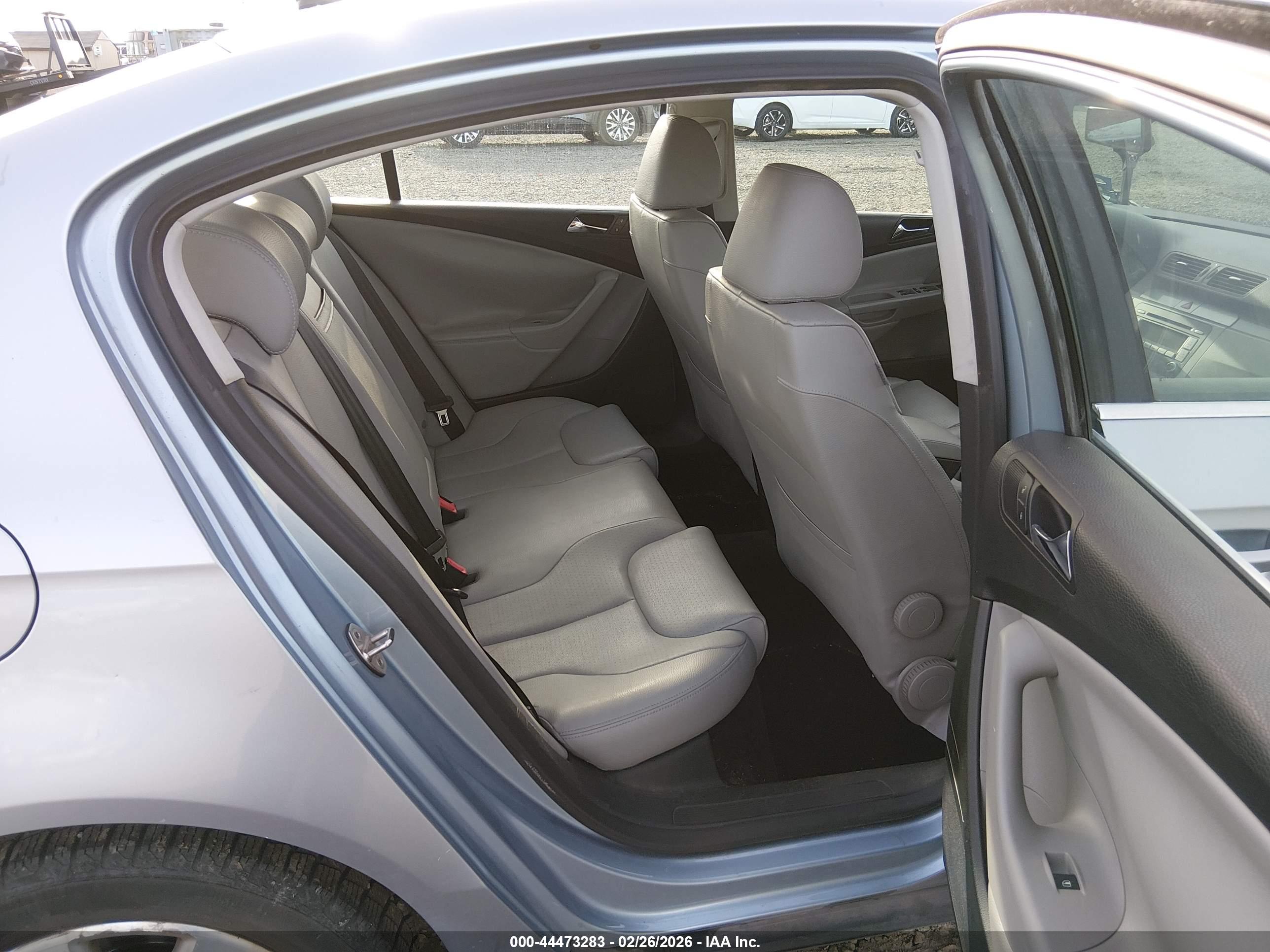 VOLKSWAGEN PASSAT image 8