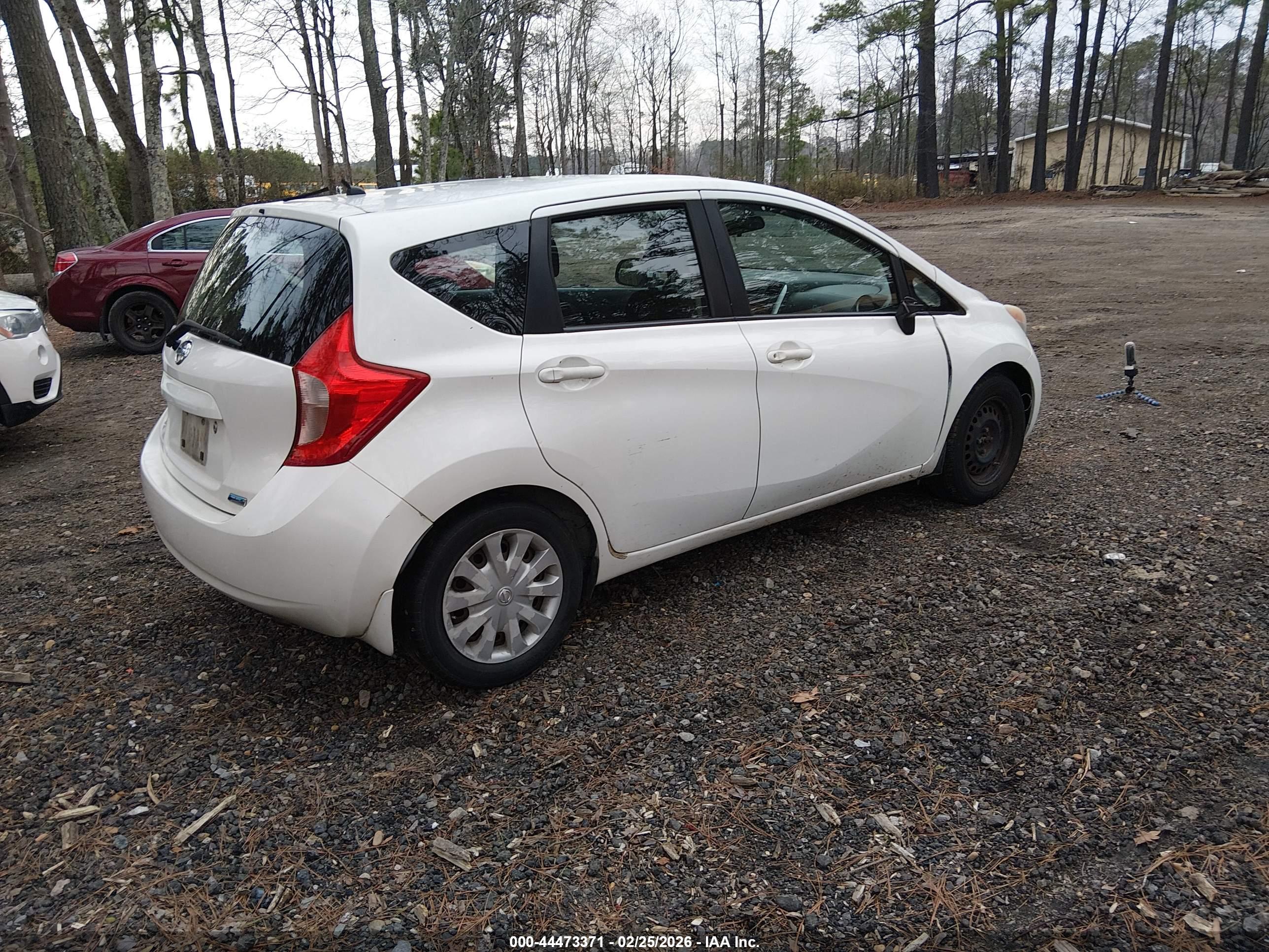 NISSAN VERSA image 4