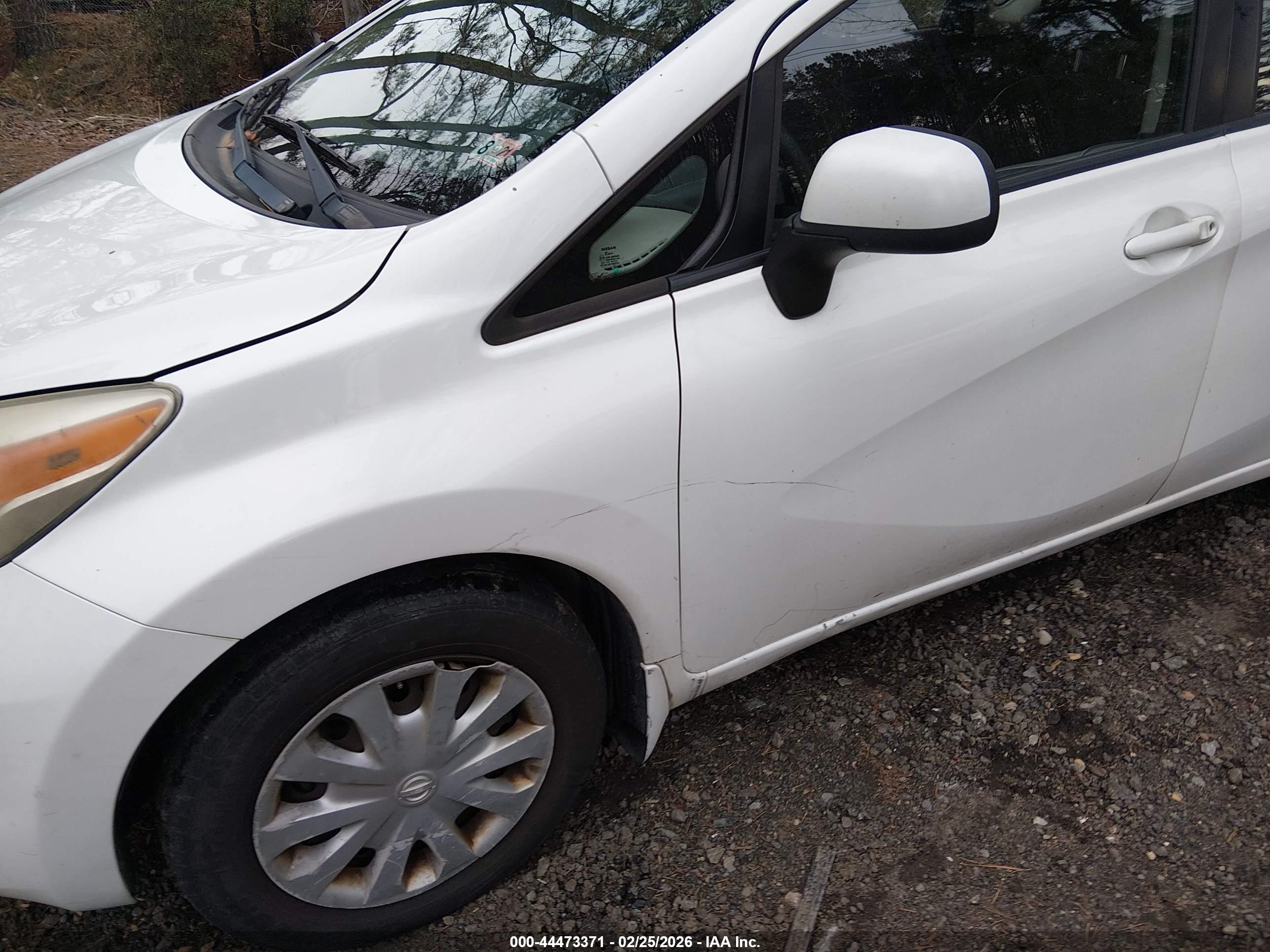 NISSAN VERSA image 6