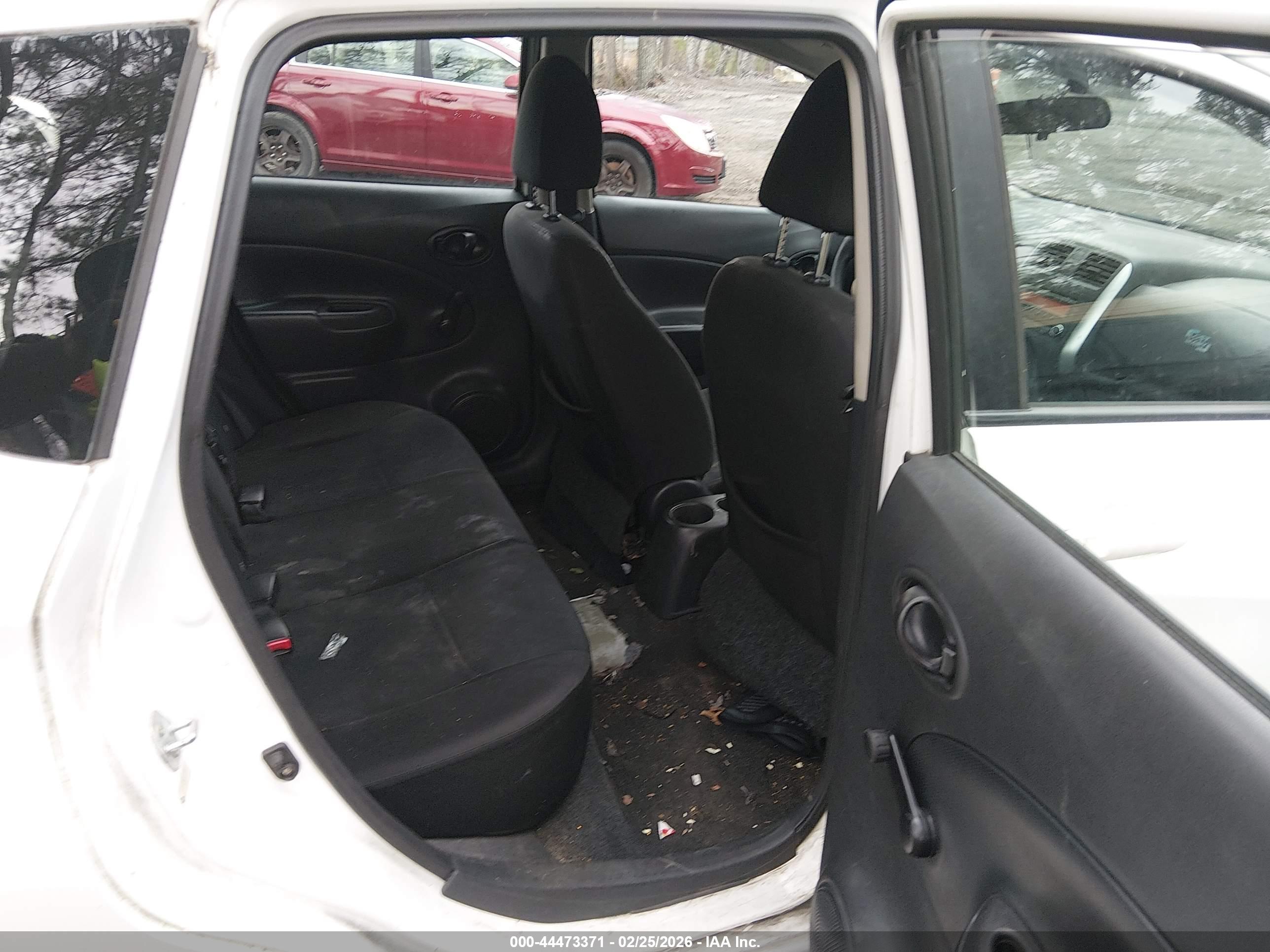 NISSAN VERSA image 8
