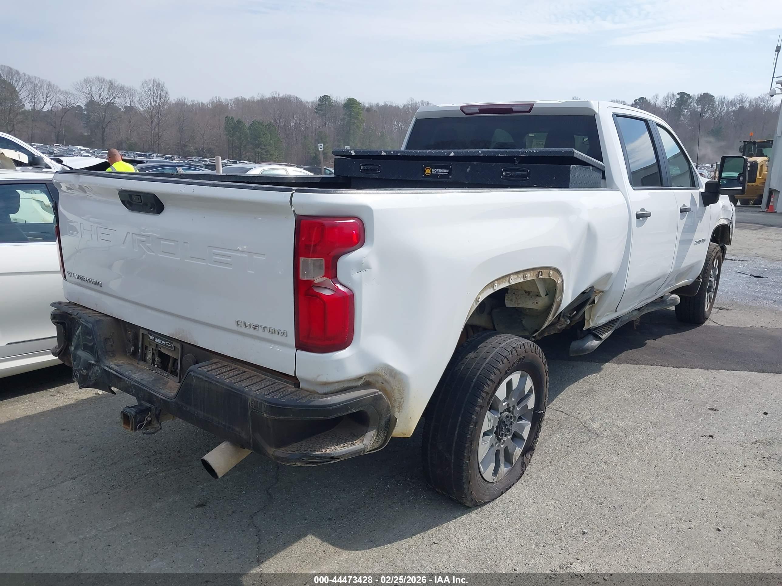 CHEVROLET SILVERADO image 4