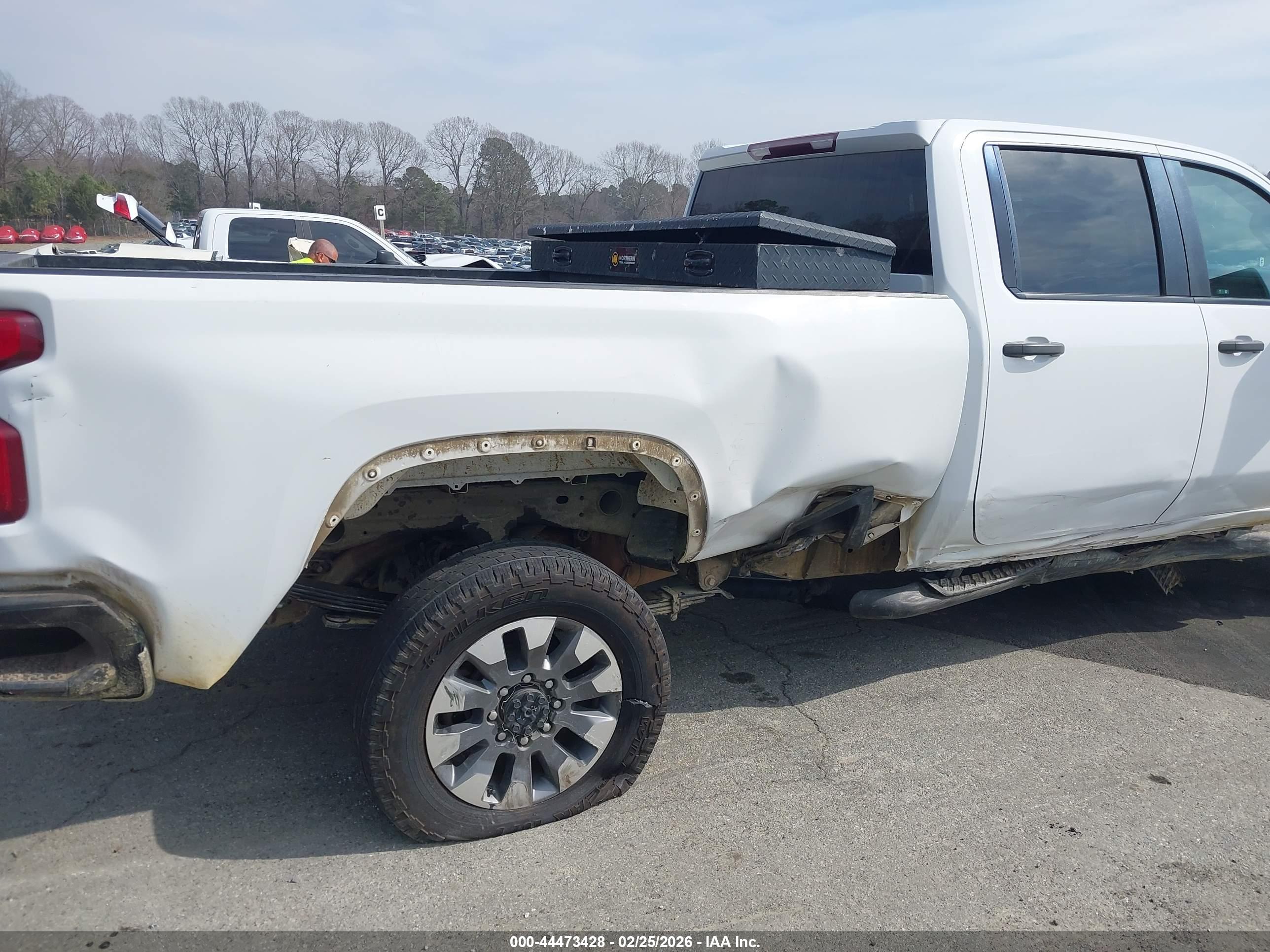 CHEVROLET SILVERADO image 6
