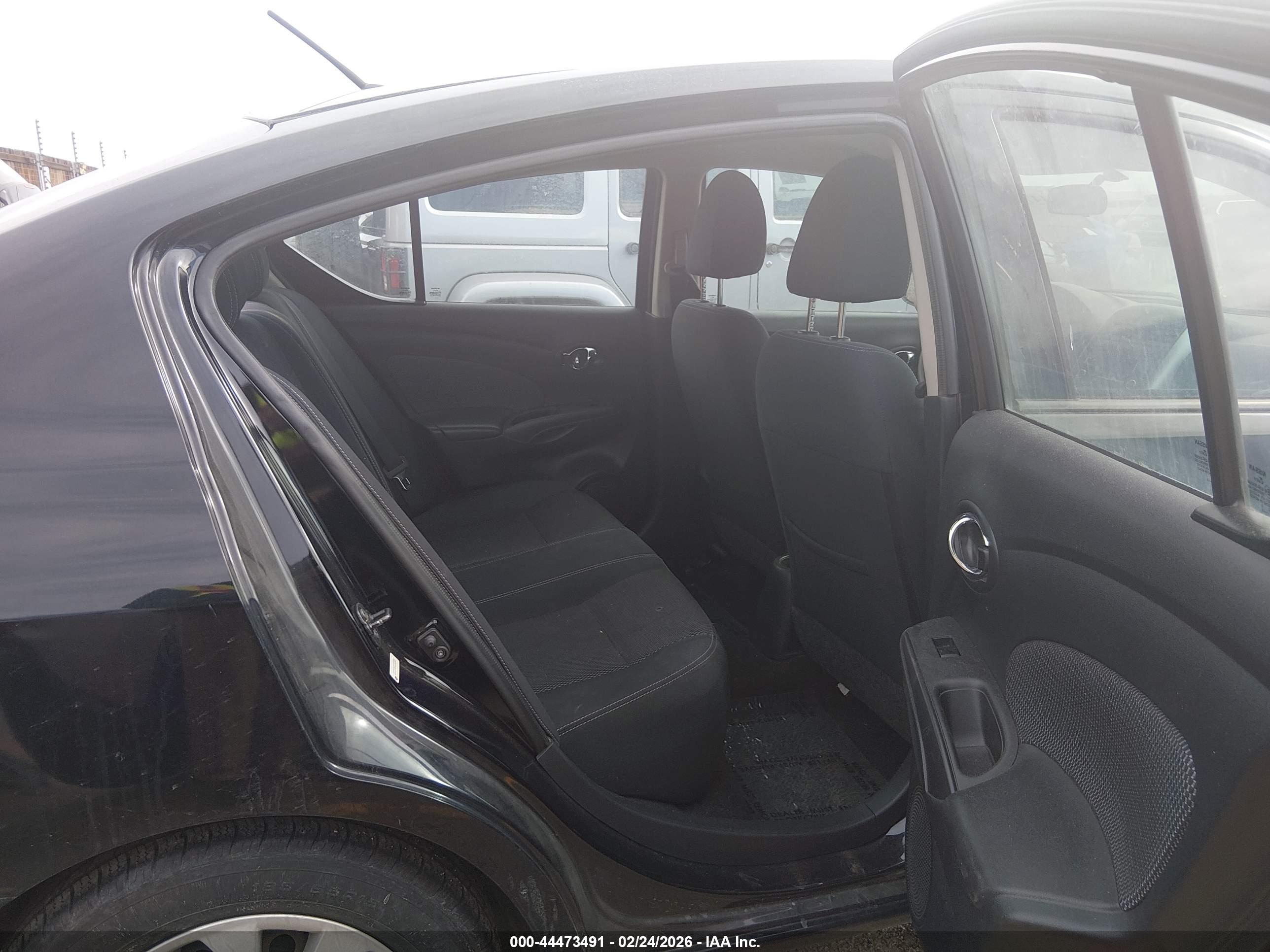 NISSAN VERSA image 8