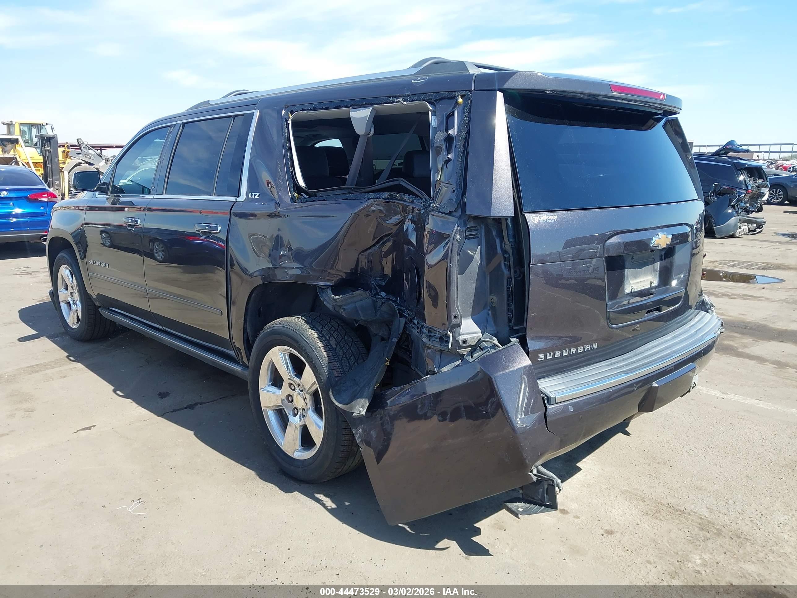 CHEVROLET SUBURBAN image 3