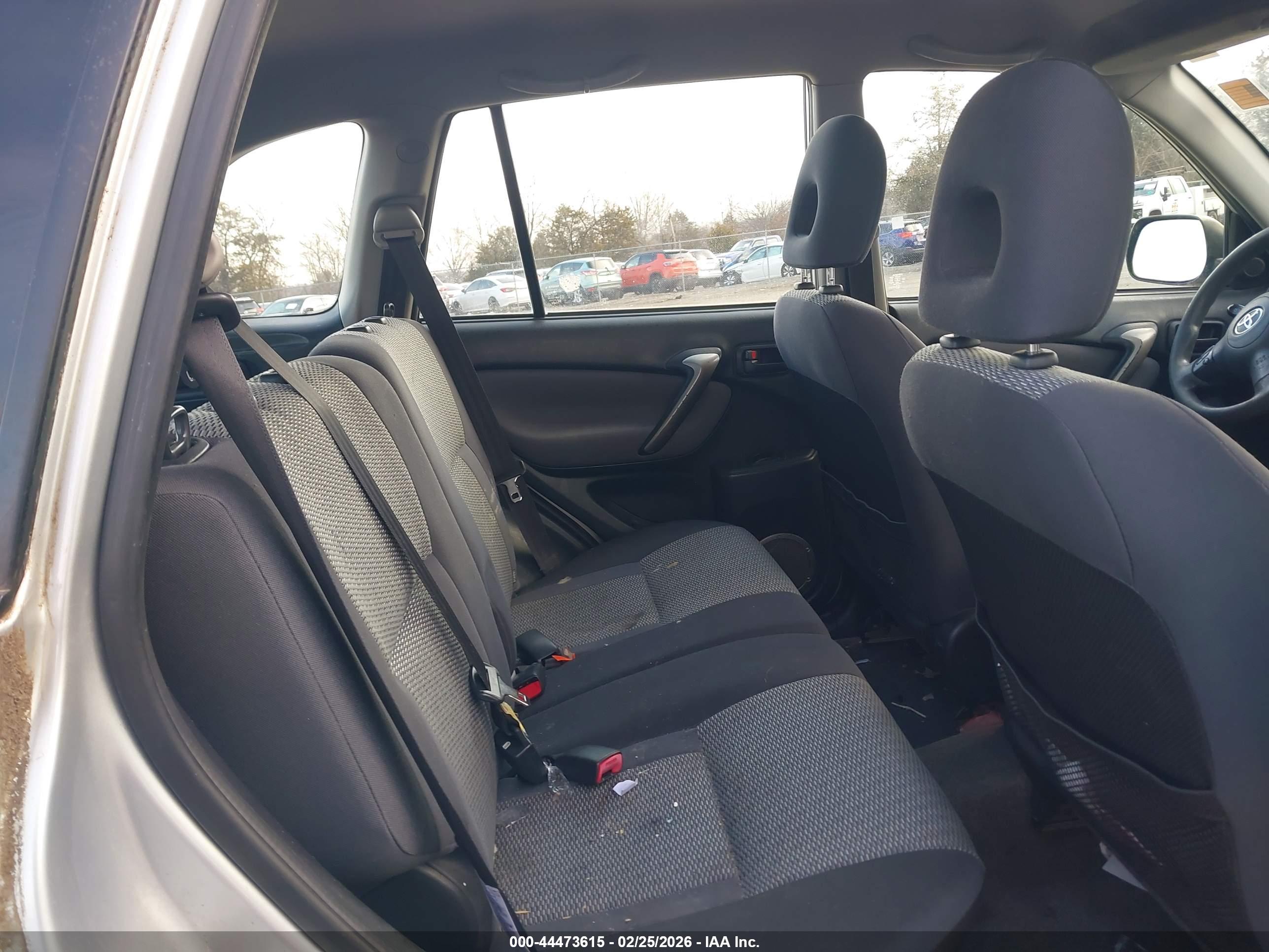 TOYOTA RAV4 image 8