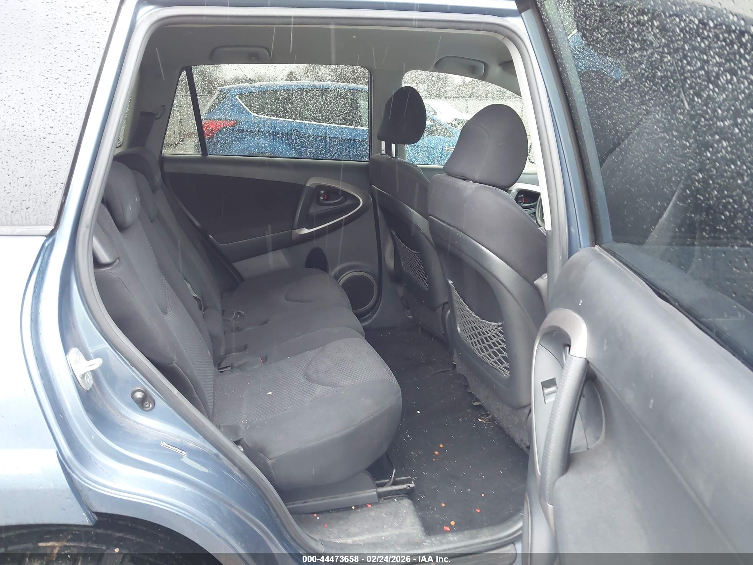 TOYOTA RAV4 image 8
