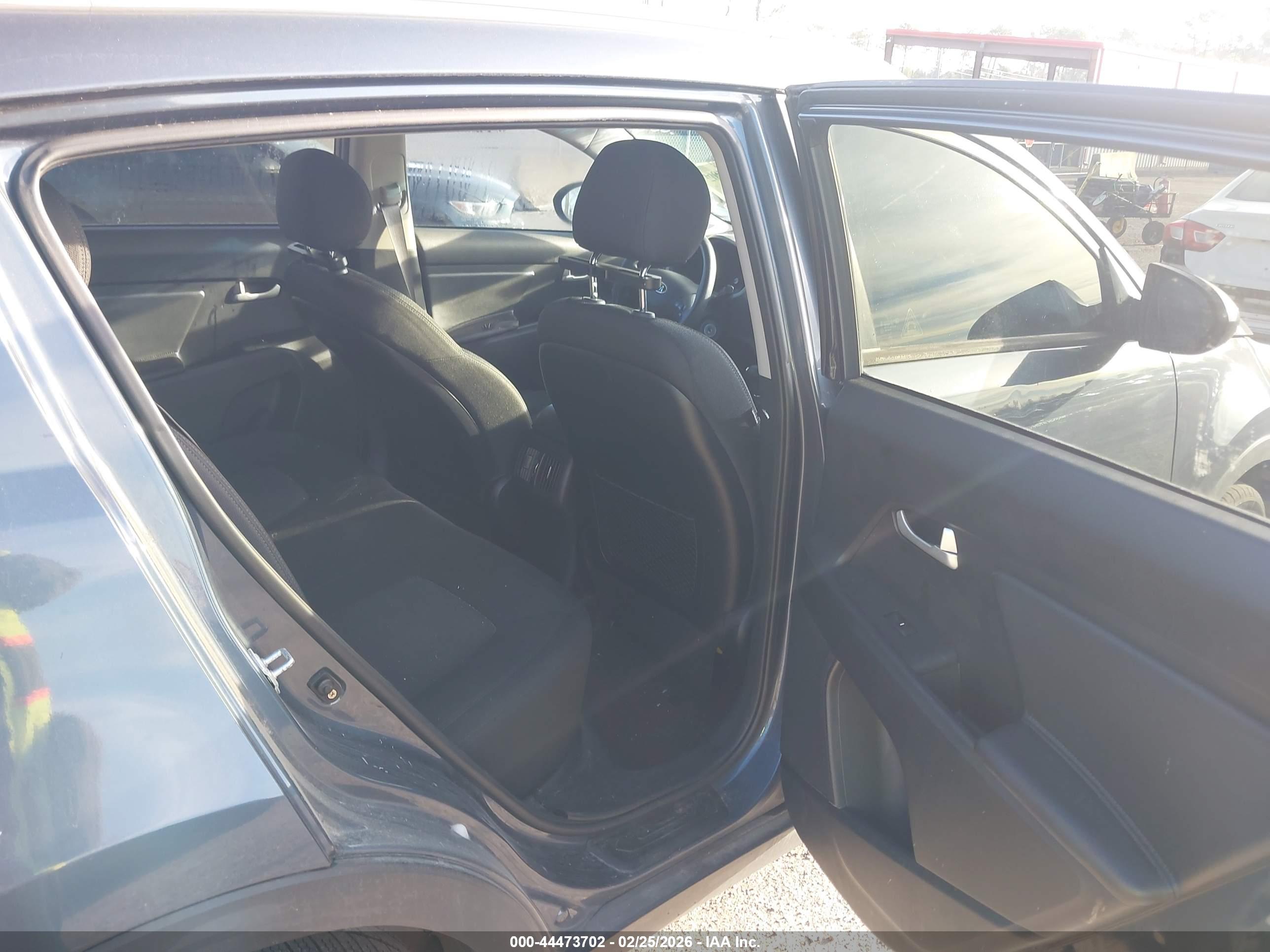 KIA SPORTAGE image 8