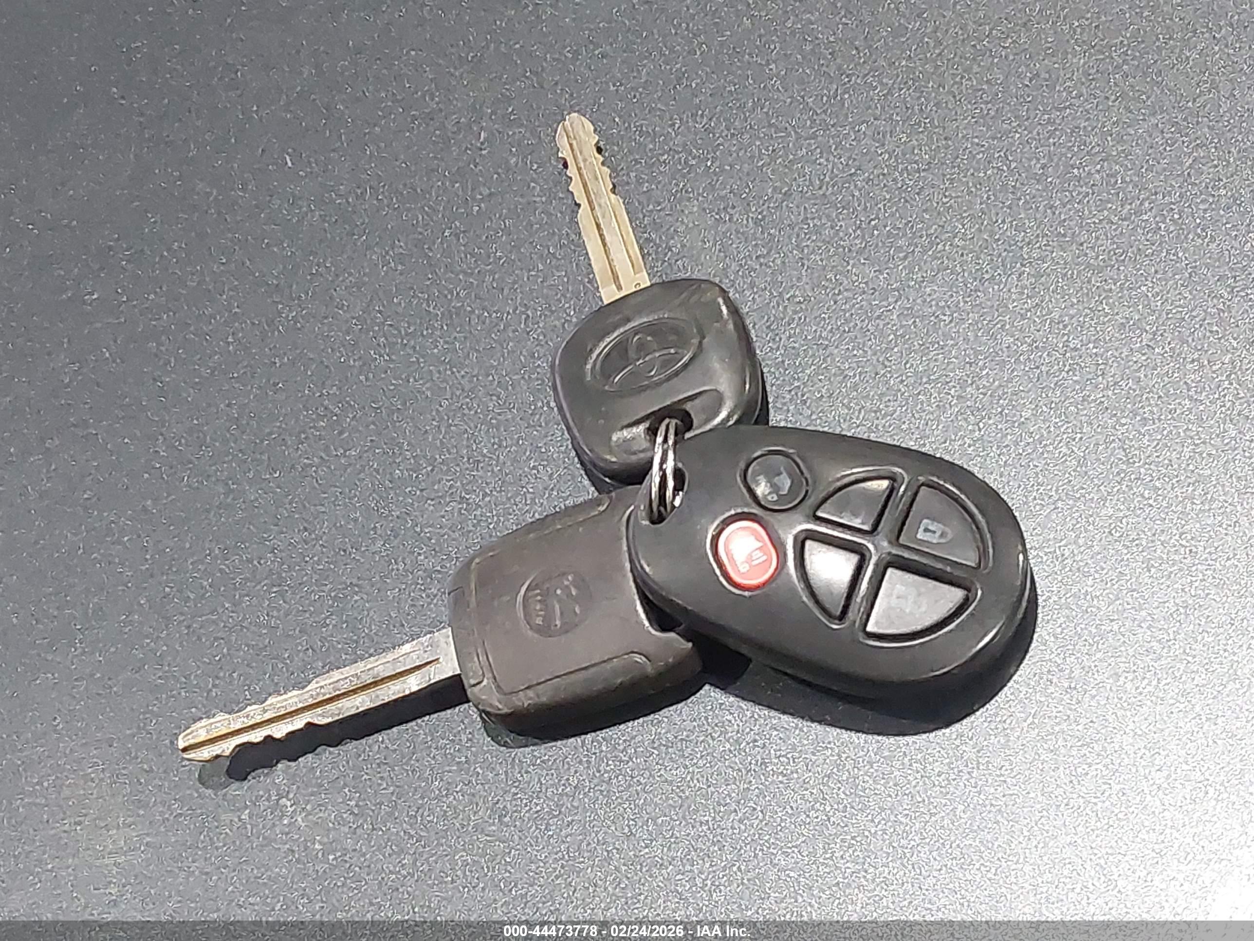 TOYOTA SIENNA image 11