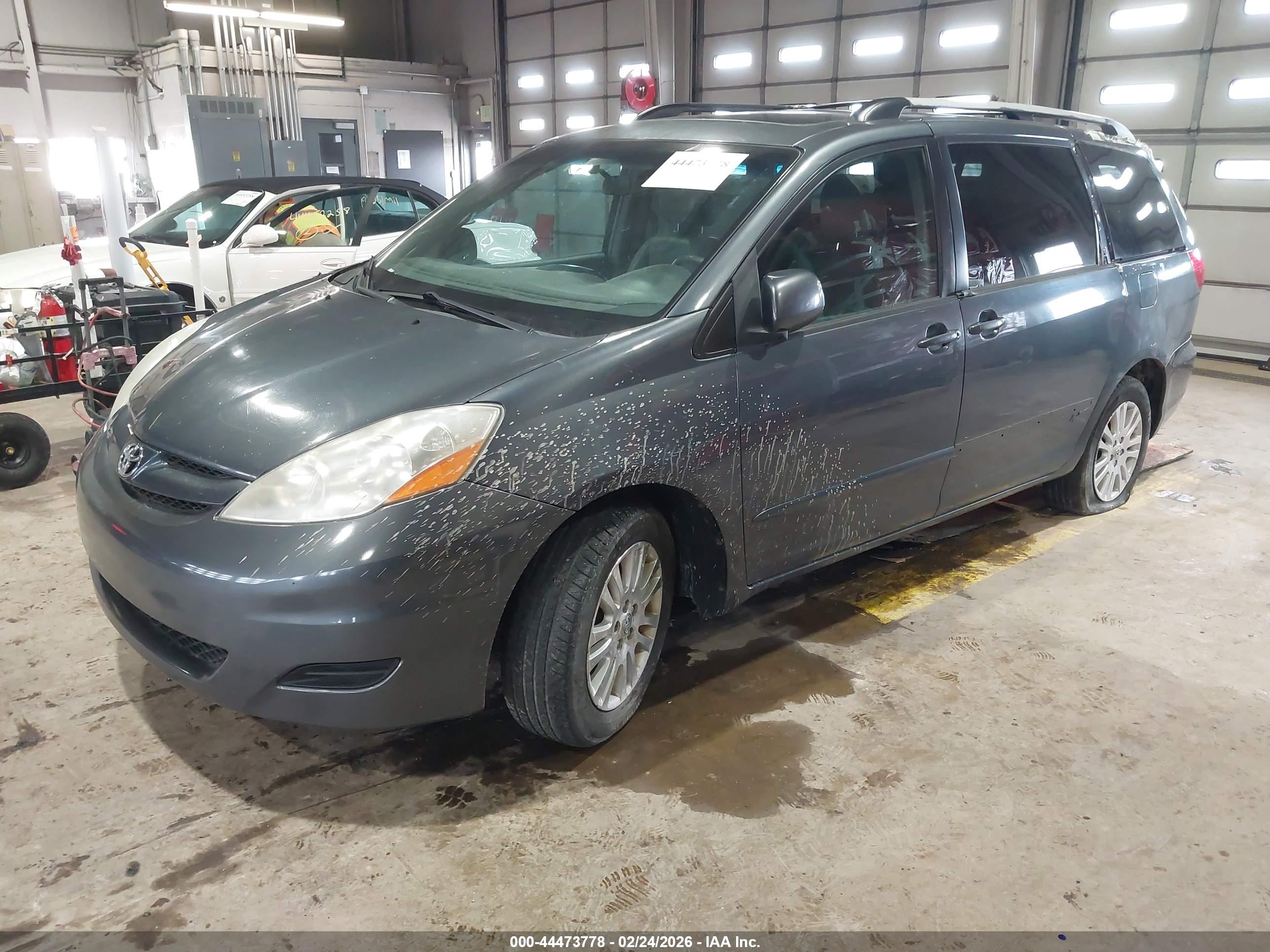 TOYOTA SIENNA image 2