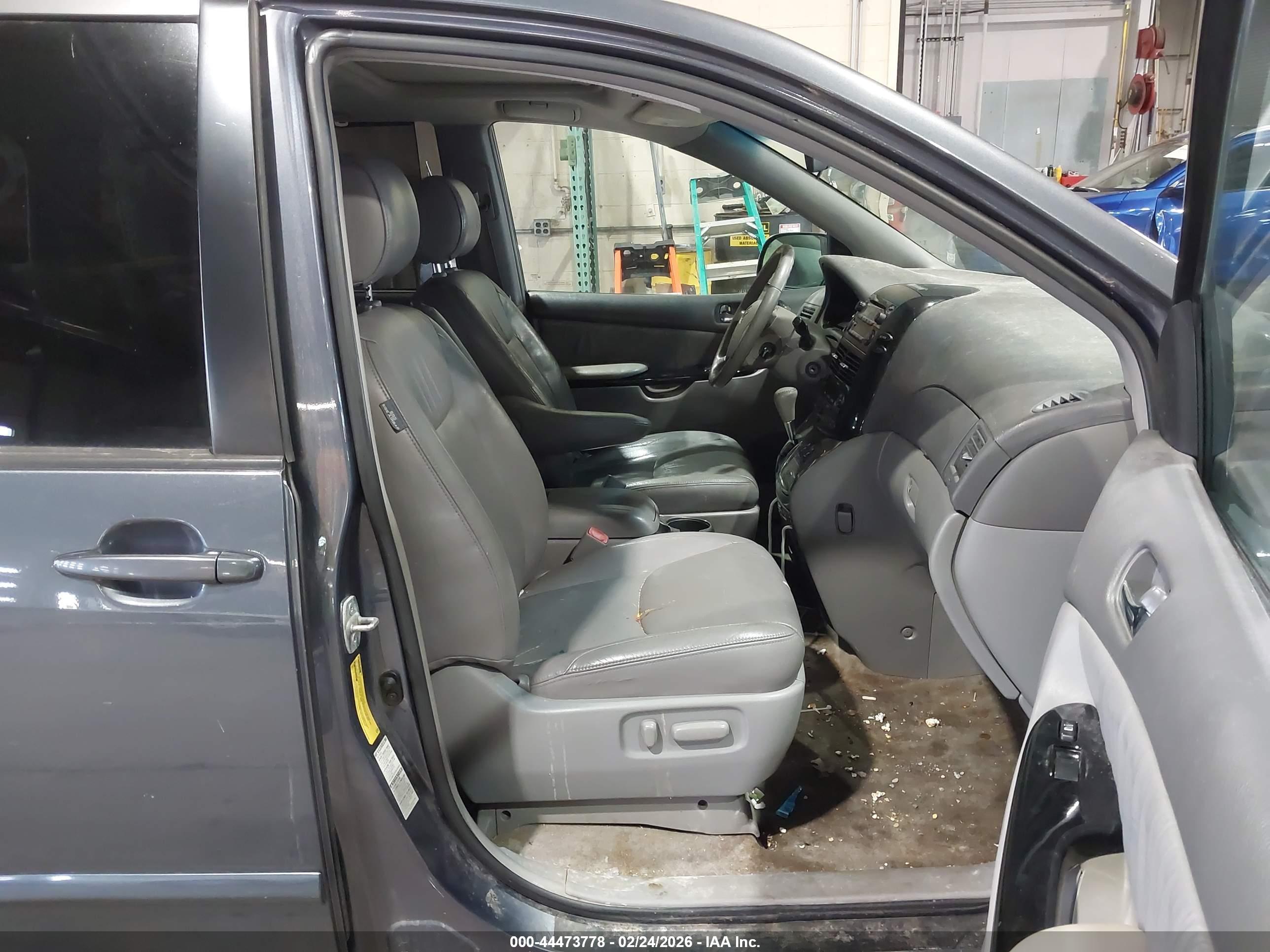 TOYOTA SIENNA image 5