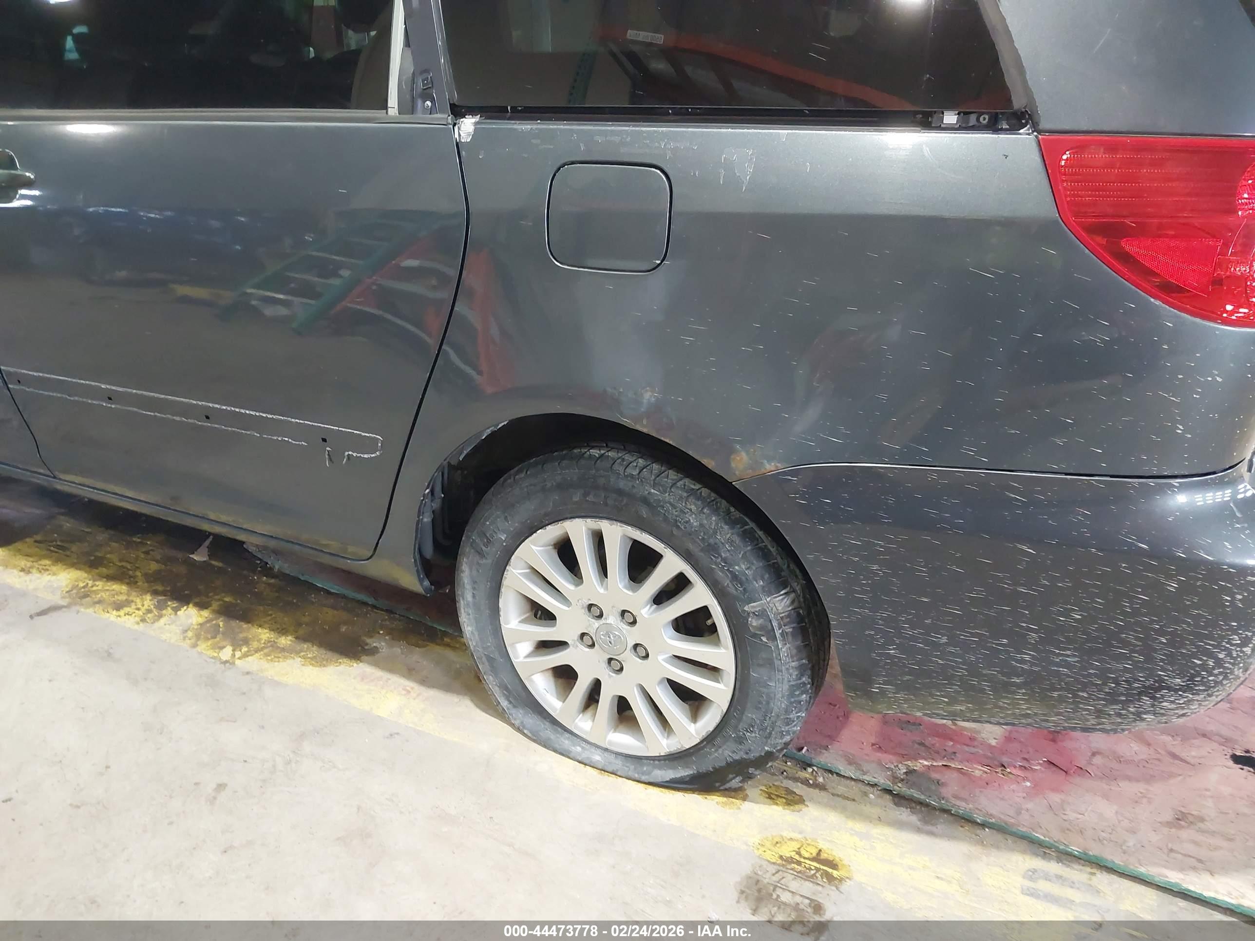 TOYOTA SIENNA image 6