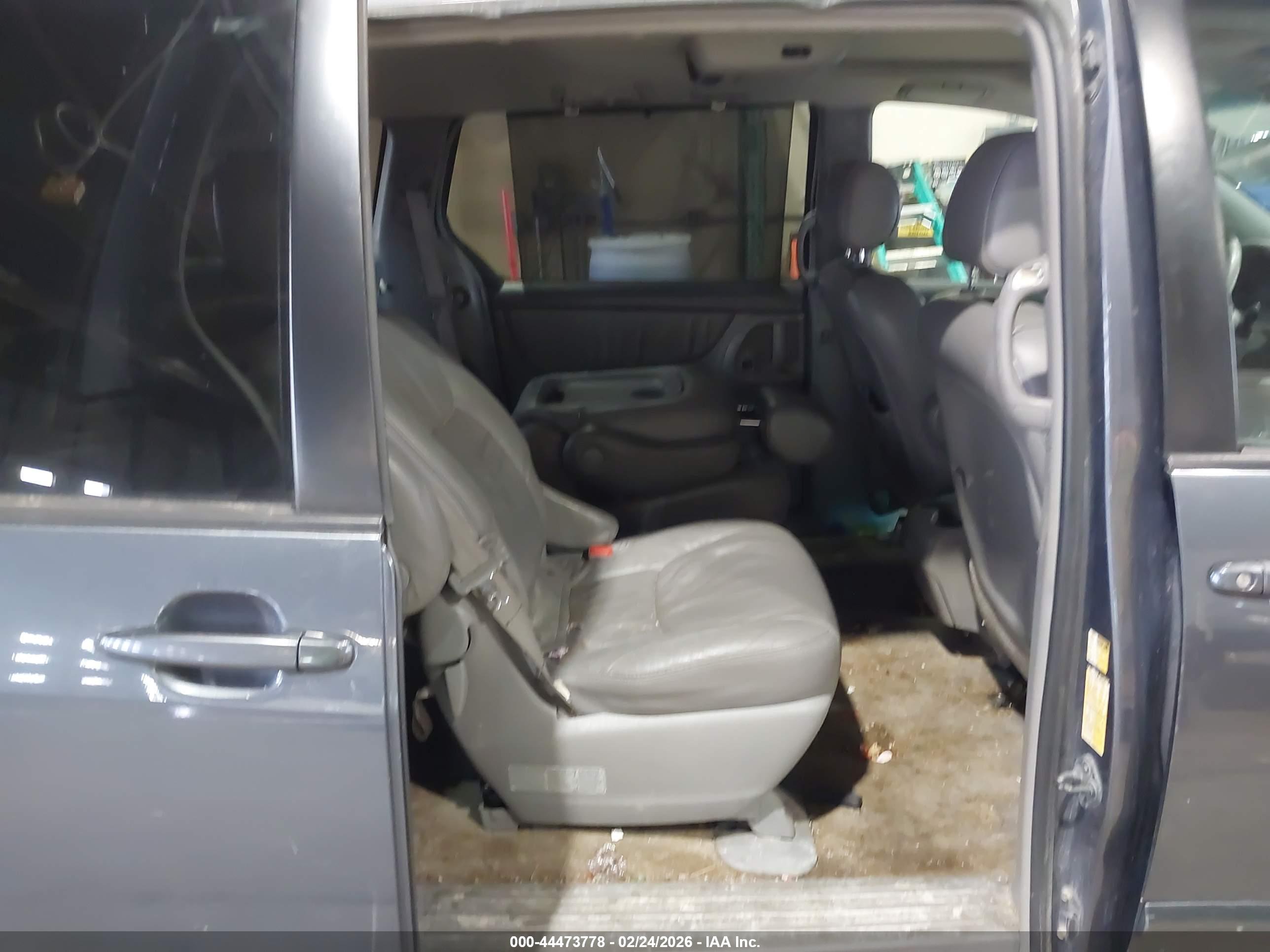 TOYOTA SIENNA image 8