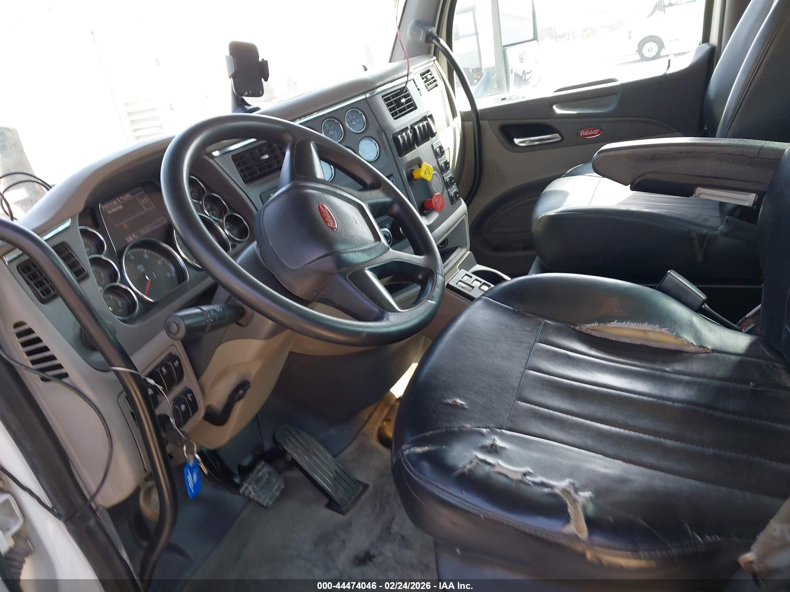 PETERBILT 567 image 8