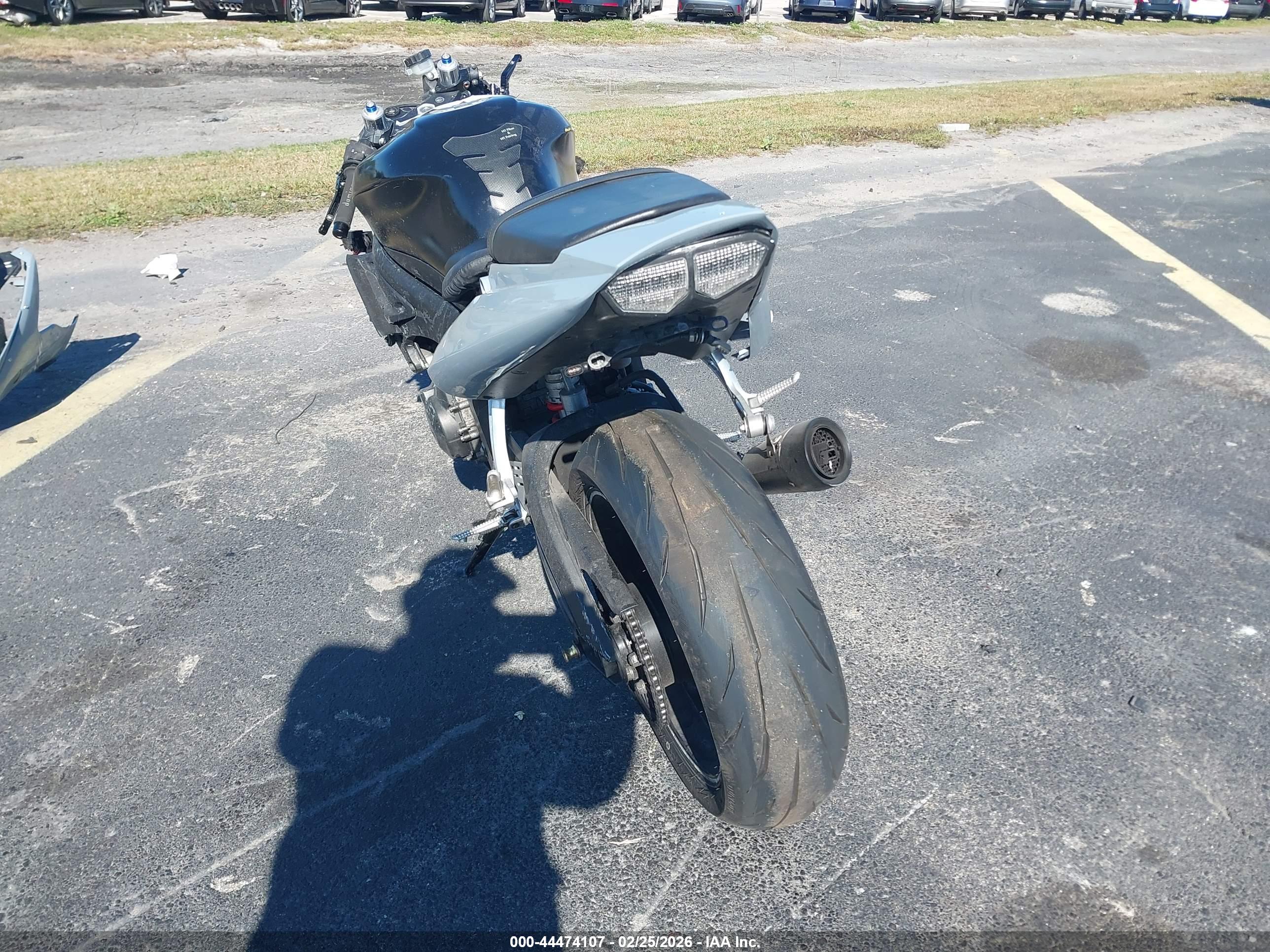 YAMAHA YZFR6 image 6