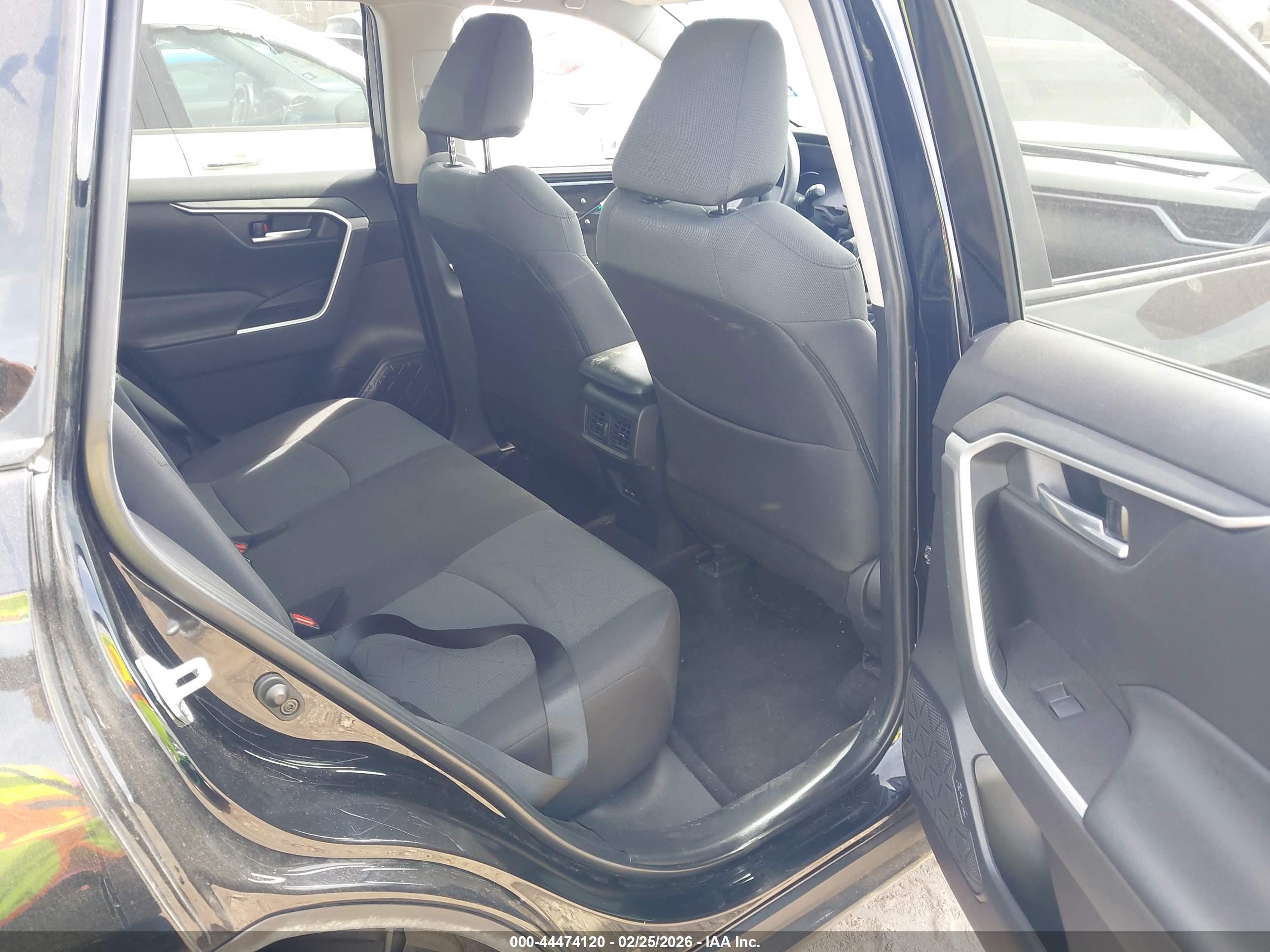 TOYOTA RAV4 image 8