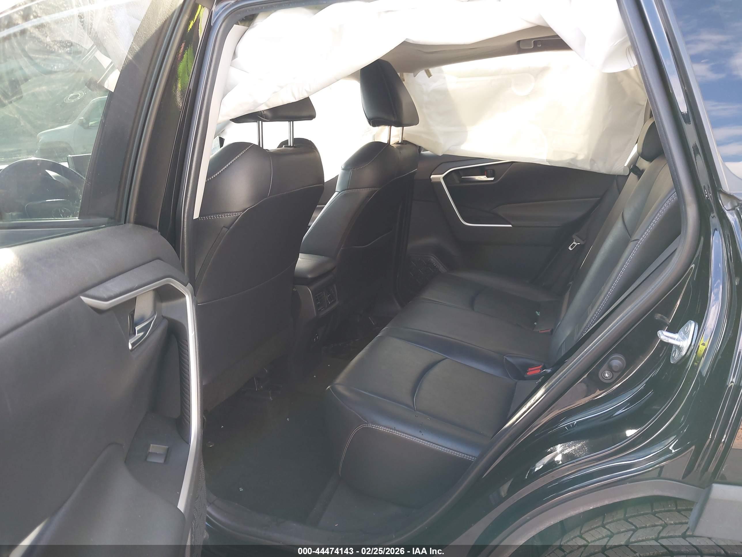 TOYOTA RAV4 image 8