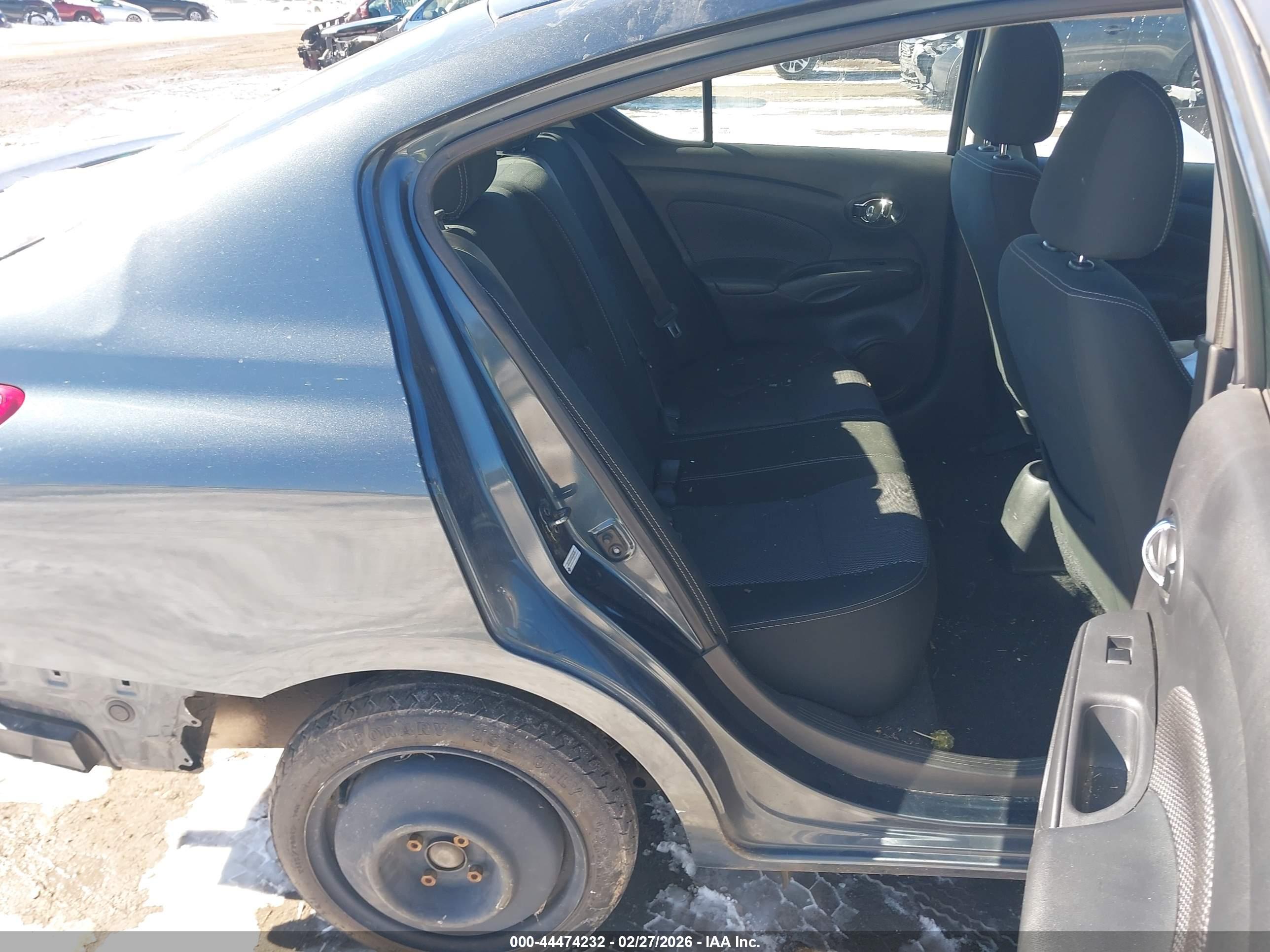 NISSAN VERSA image 8