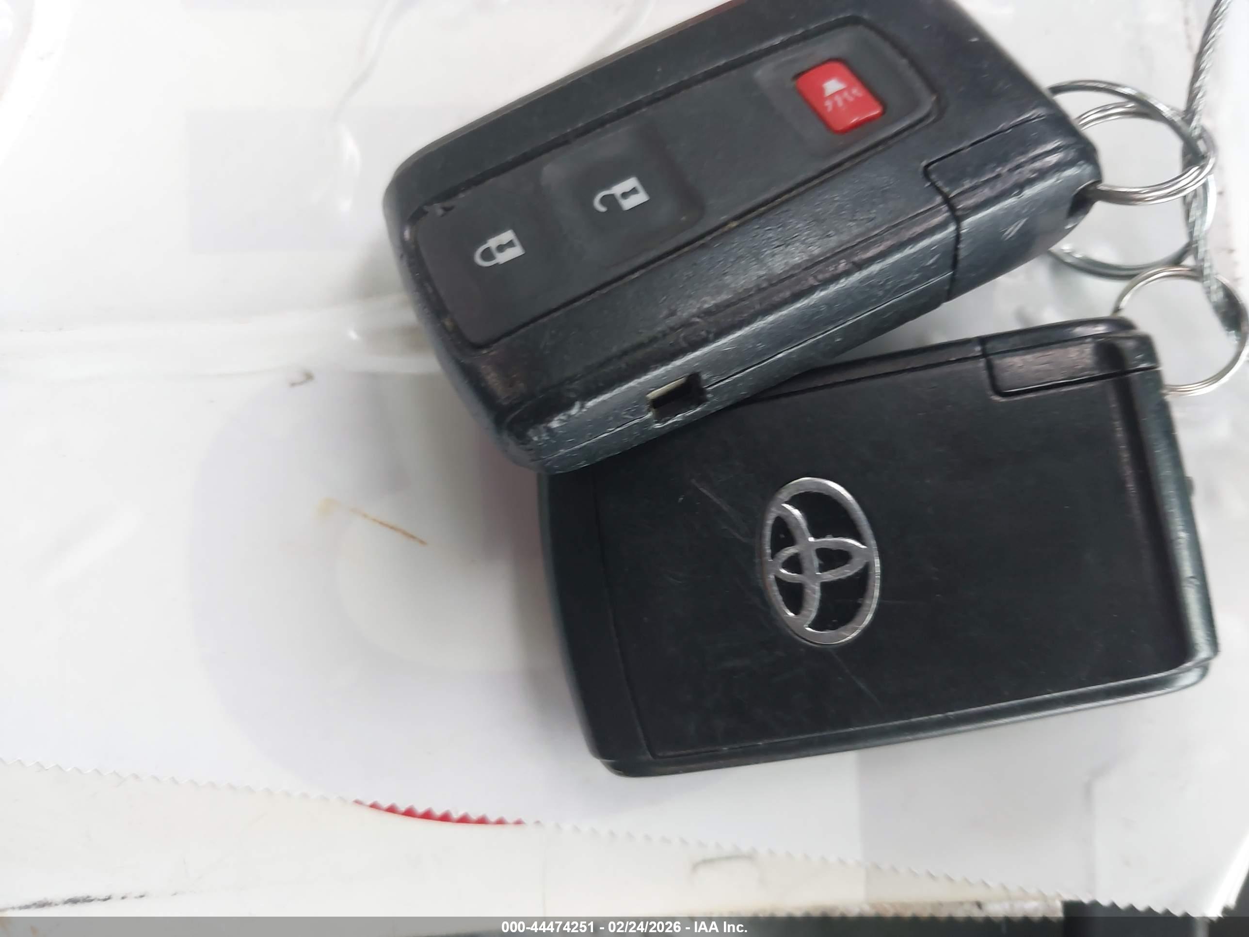 TOYOTA PRIUS image 11