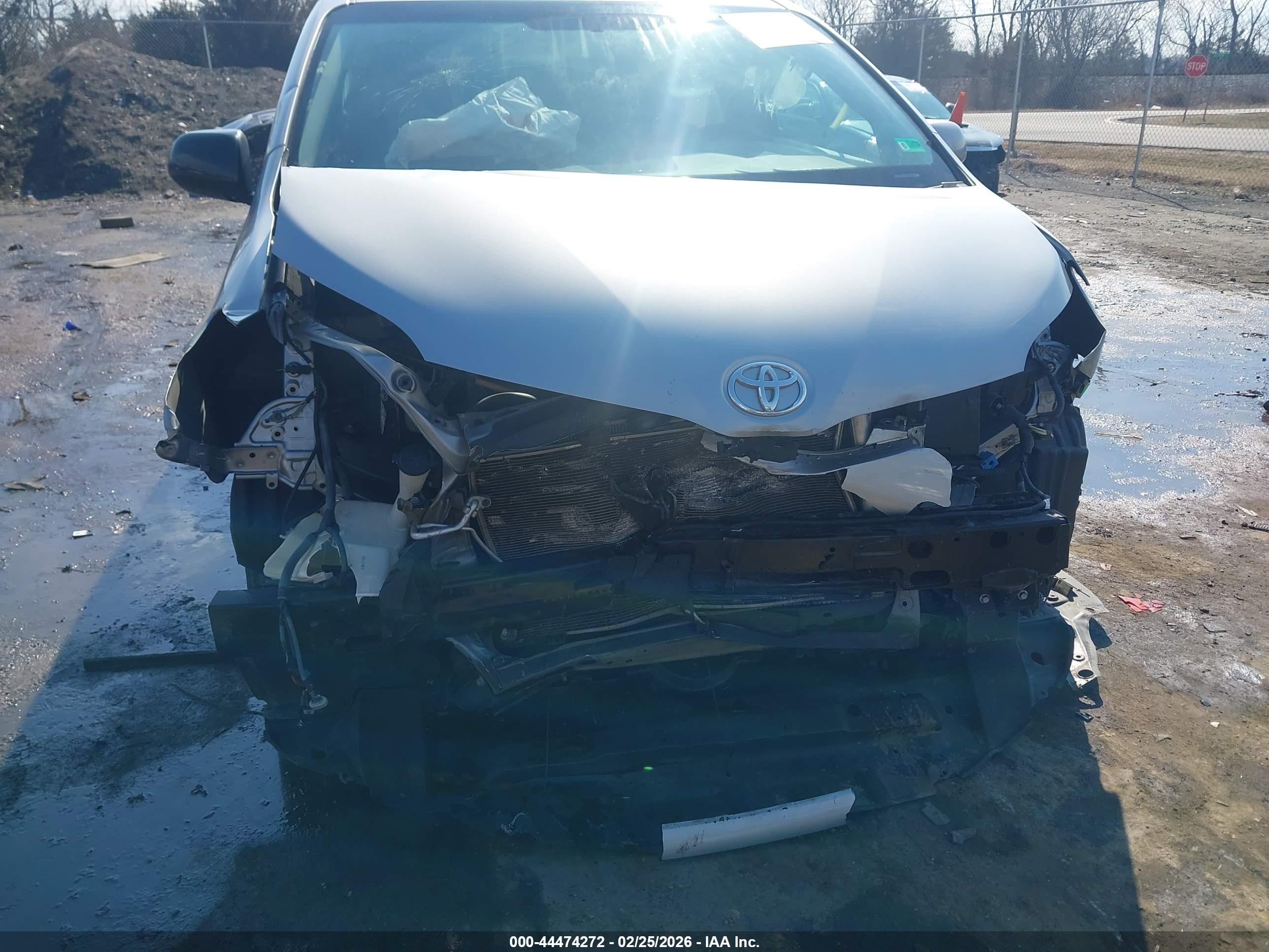 TOYOTA SIENNA image 6