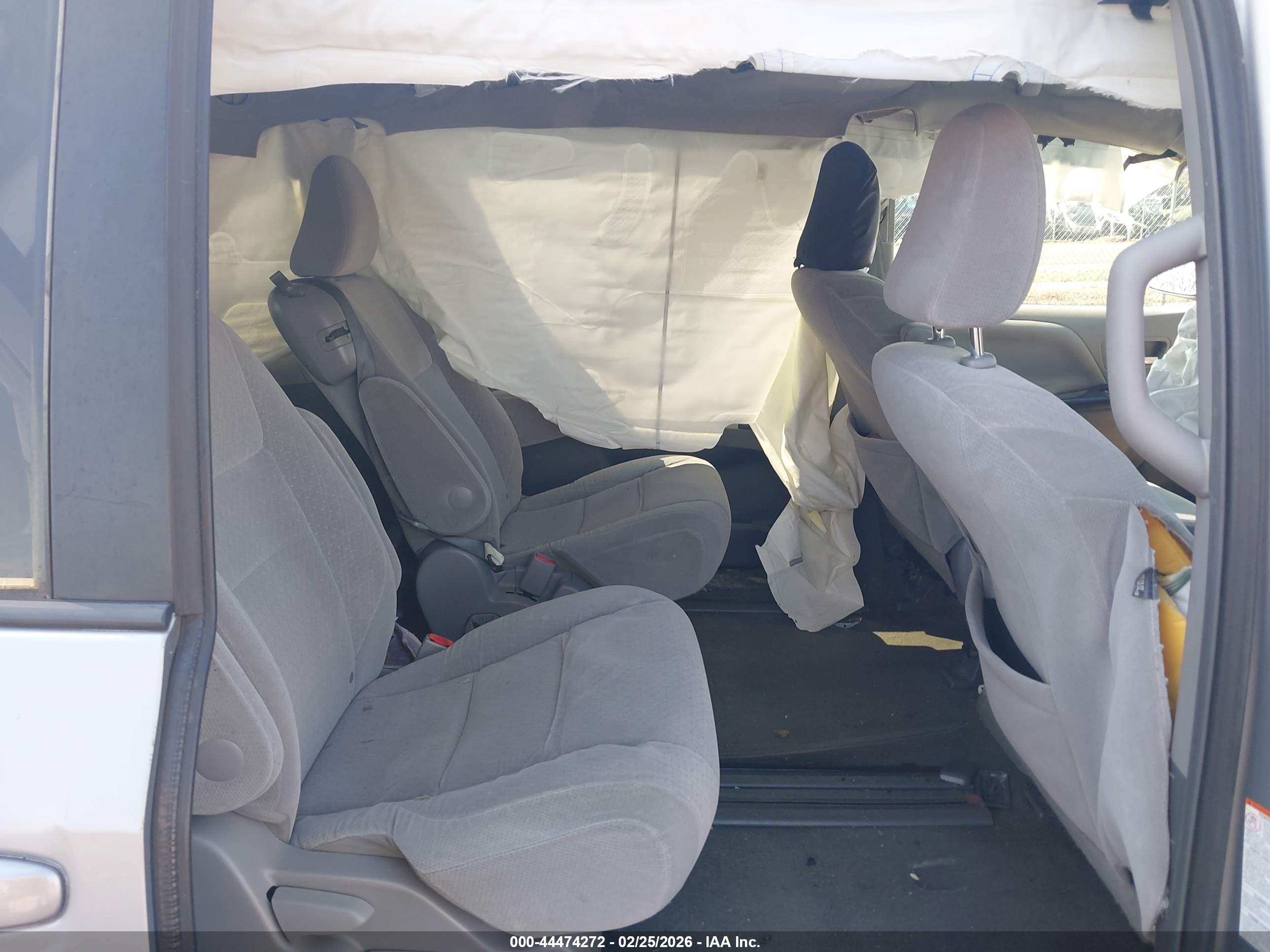 TOYOTA SIENNA image 8