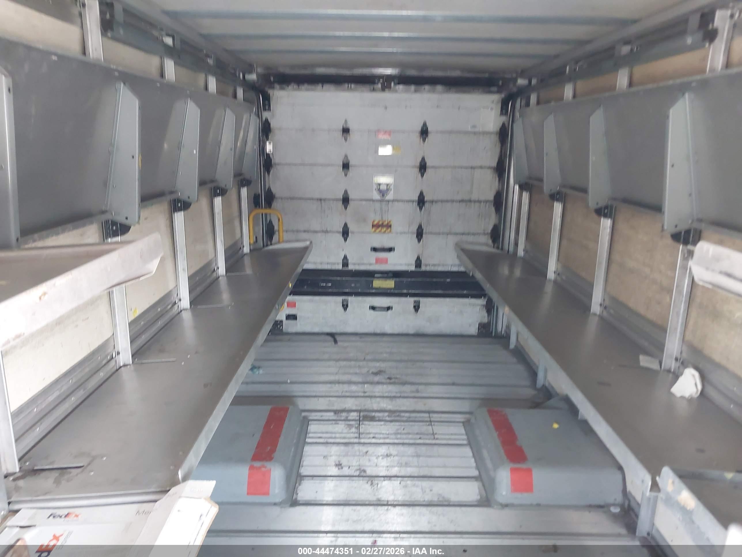 ISUZU COMMERCIAL image 8