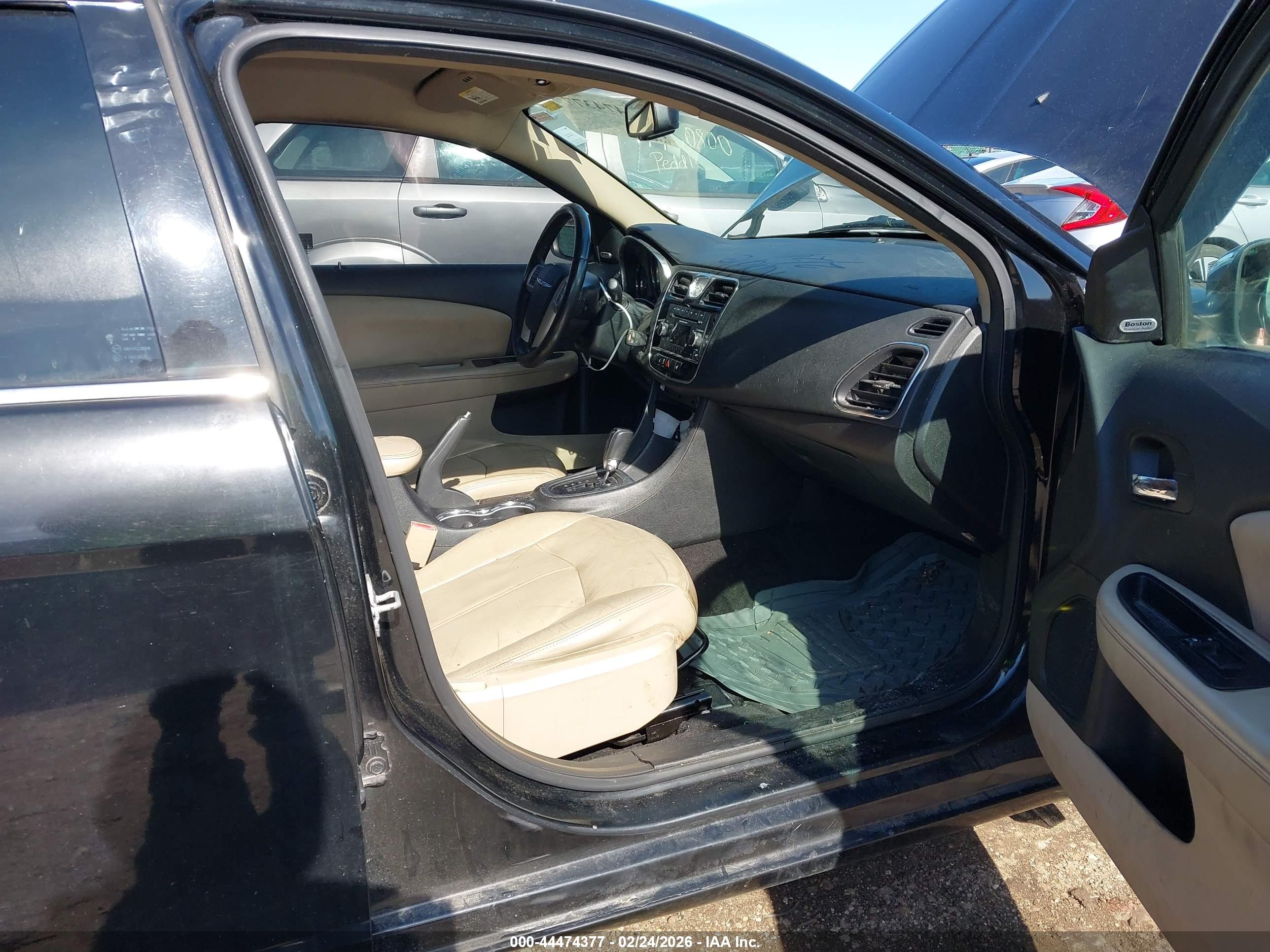 CHRYSLER 200 image 5
