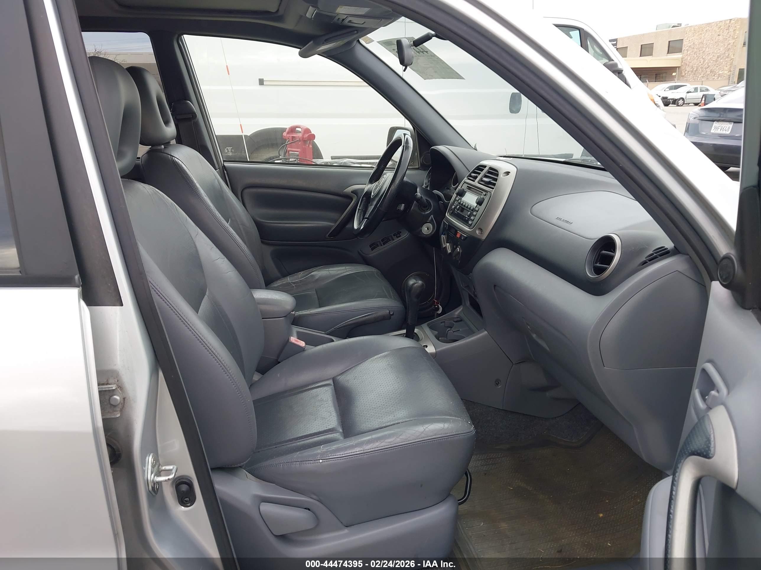 TOYOTA RAV4 image 5