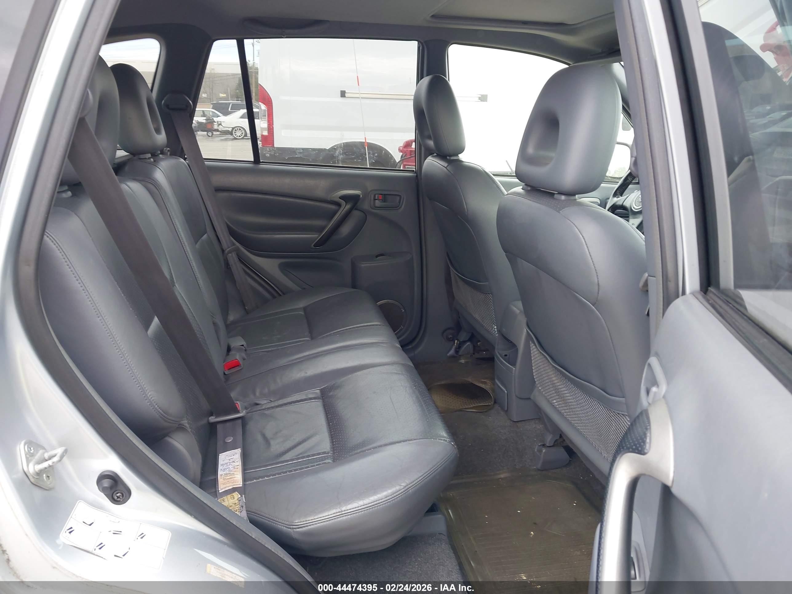 TOYOTA RAV4 image 8