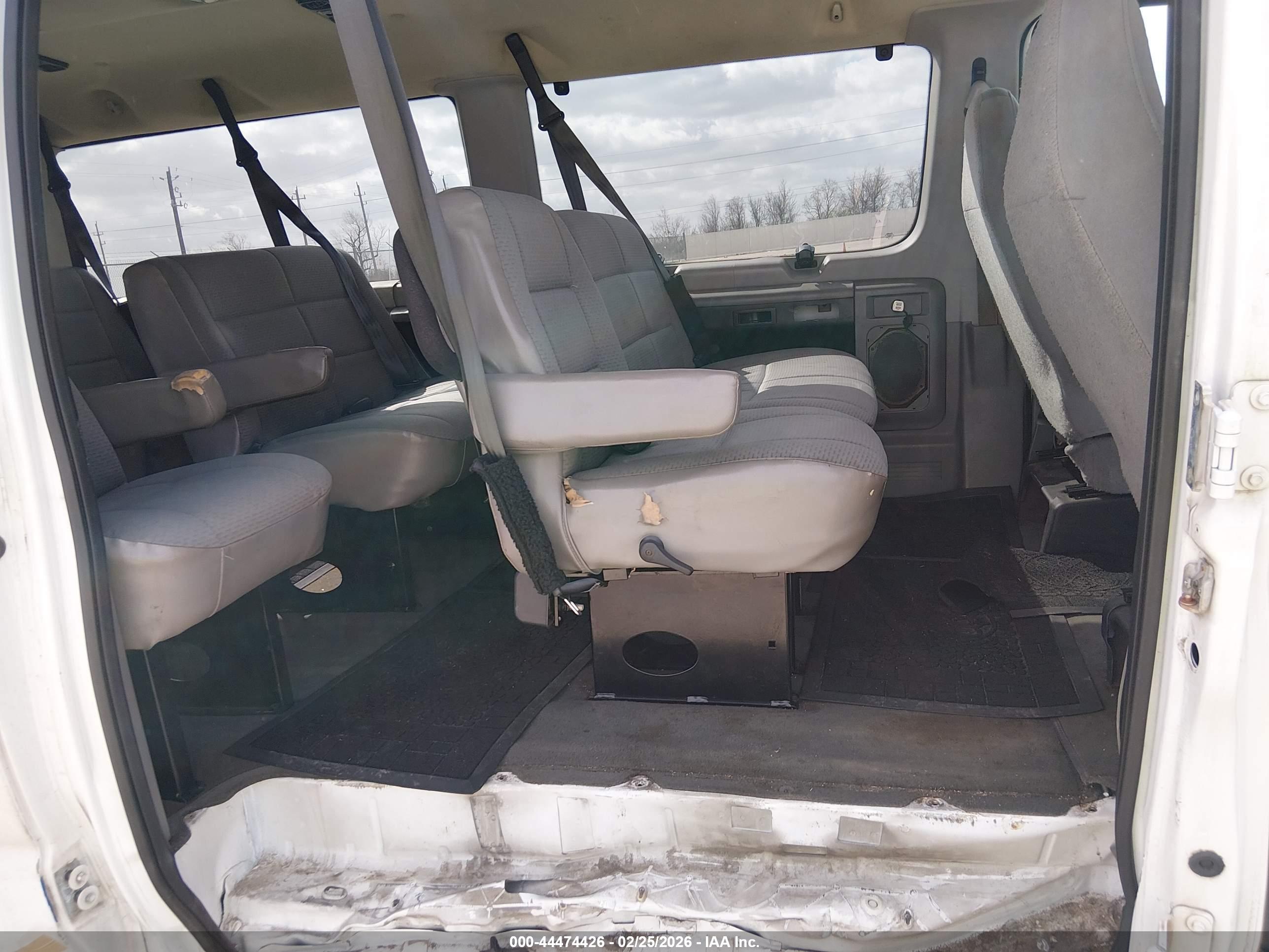 FORD E-350 image 8