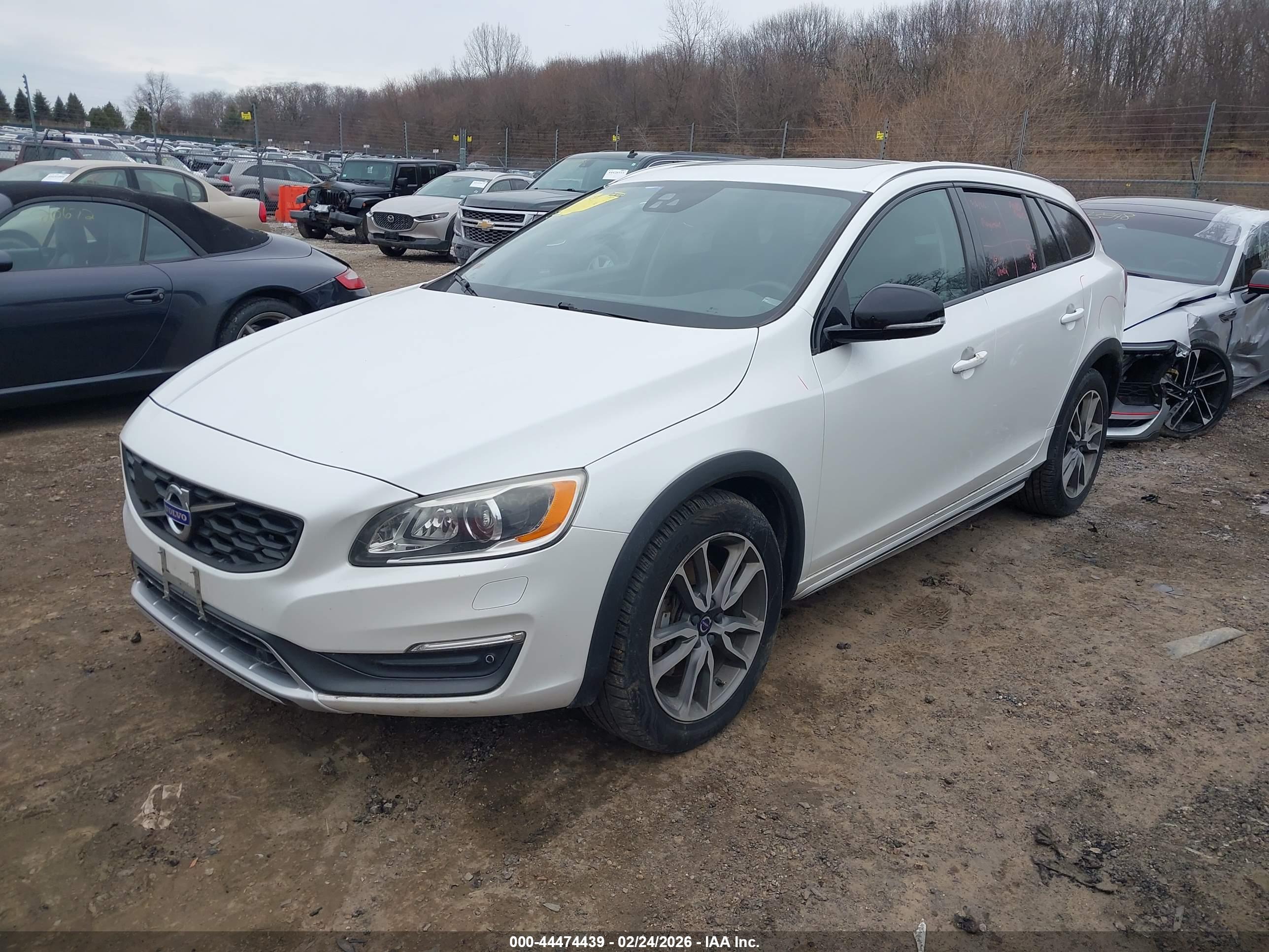 VOLVO V60 image 2