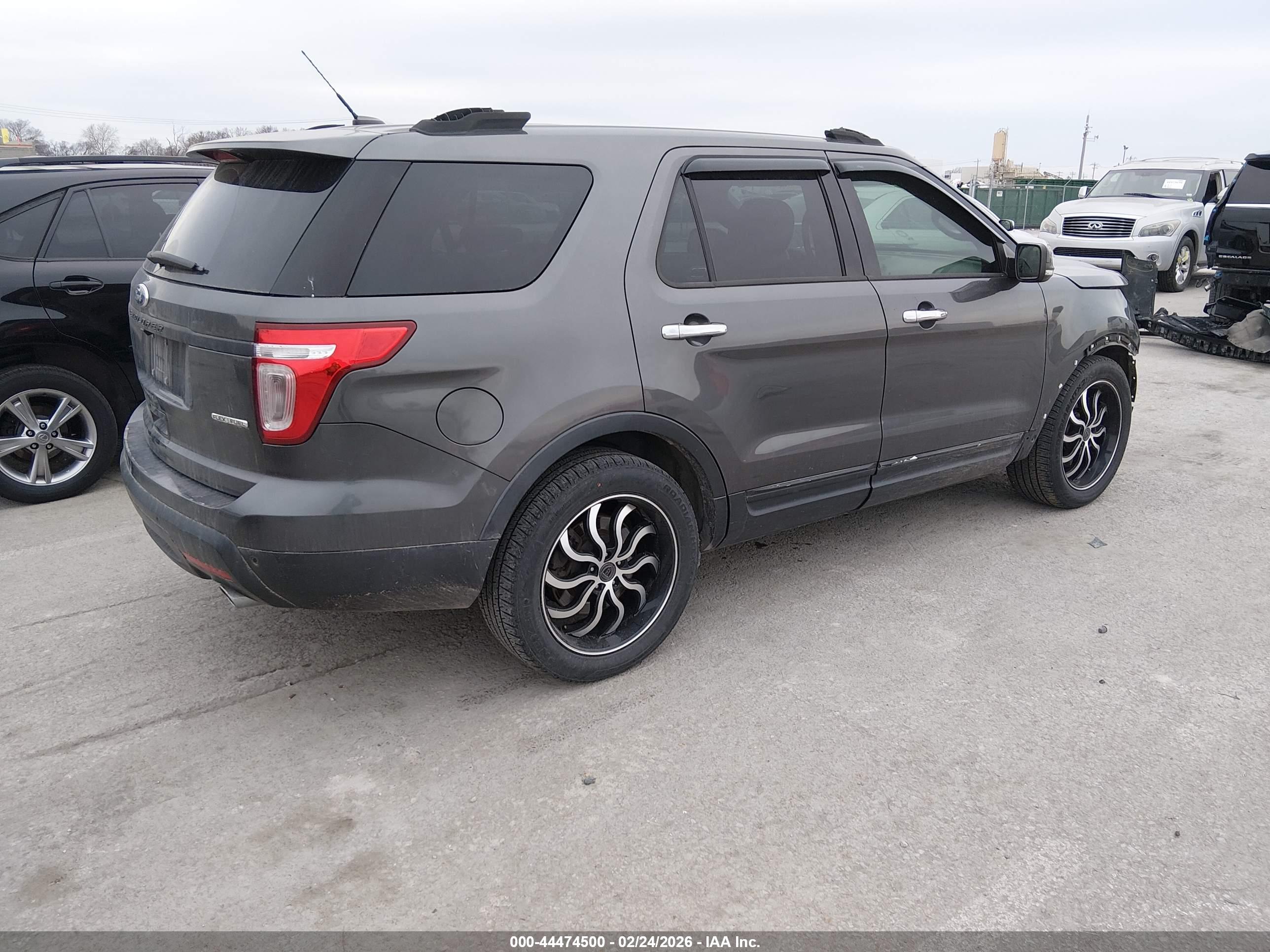 FORD EXPLORER image 4