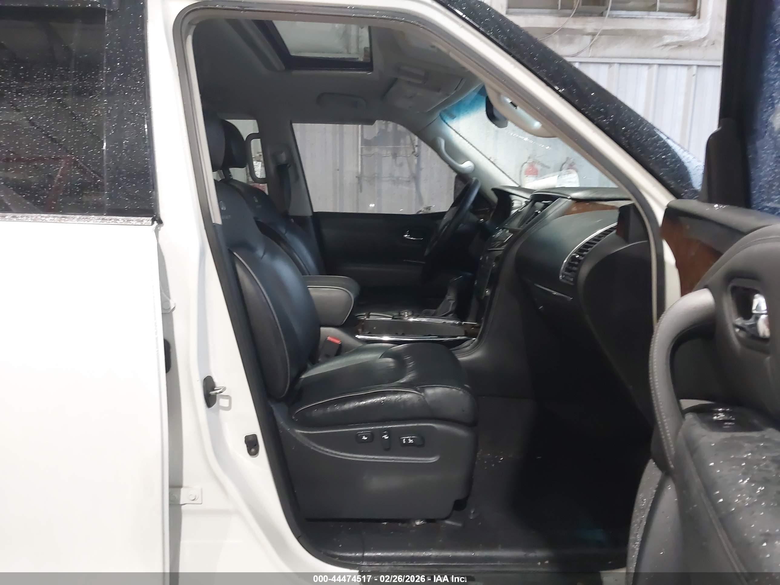 INFINITI QX56 image 5