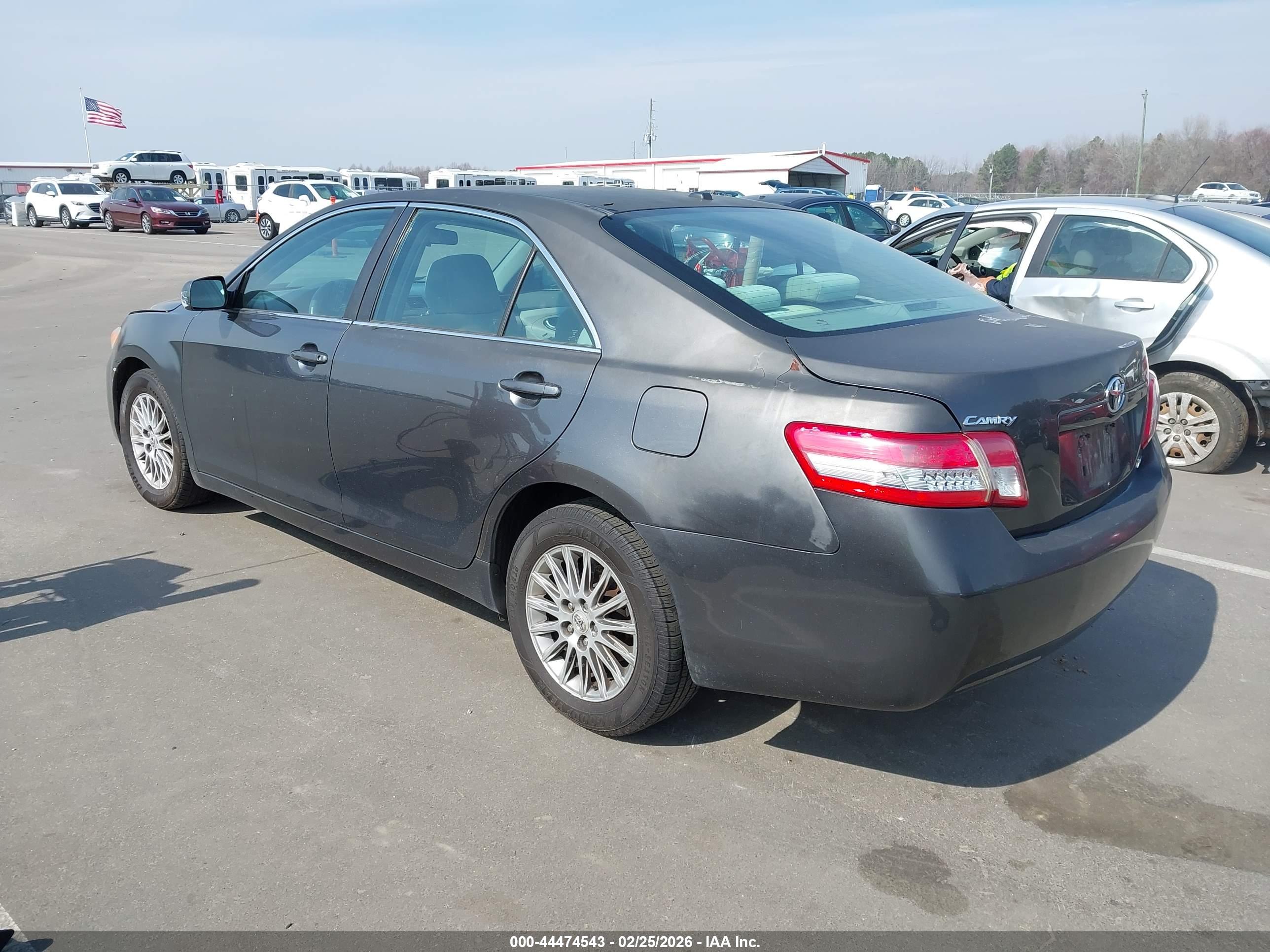 TOYOTA CAMRY image 3