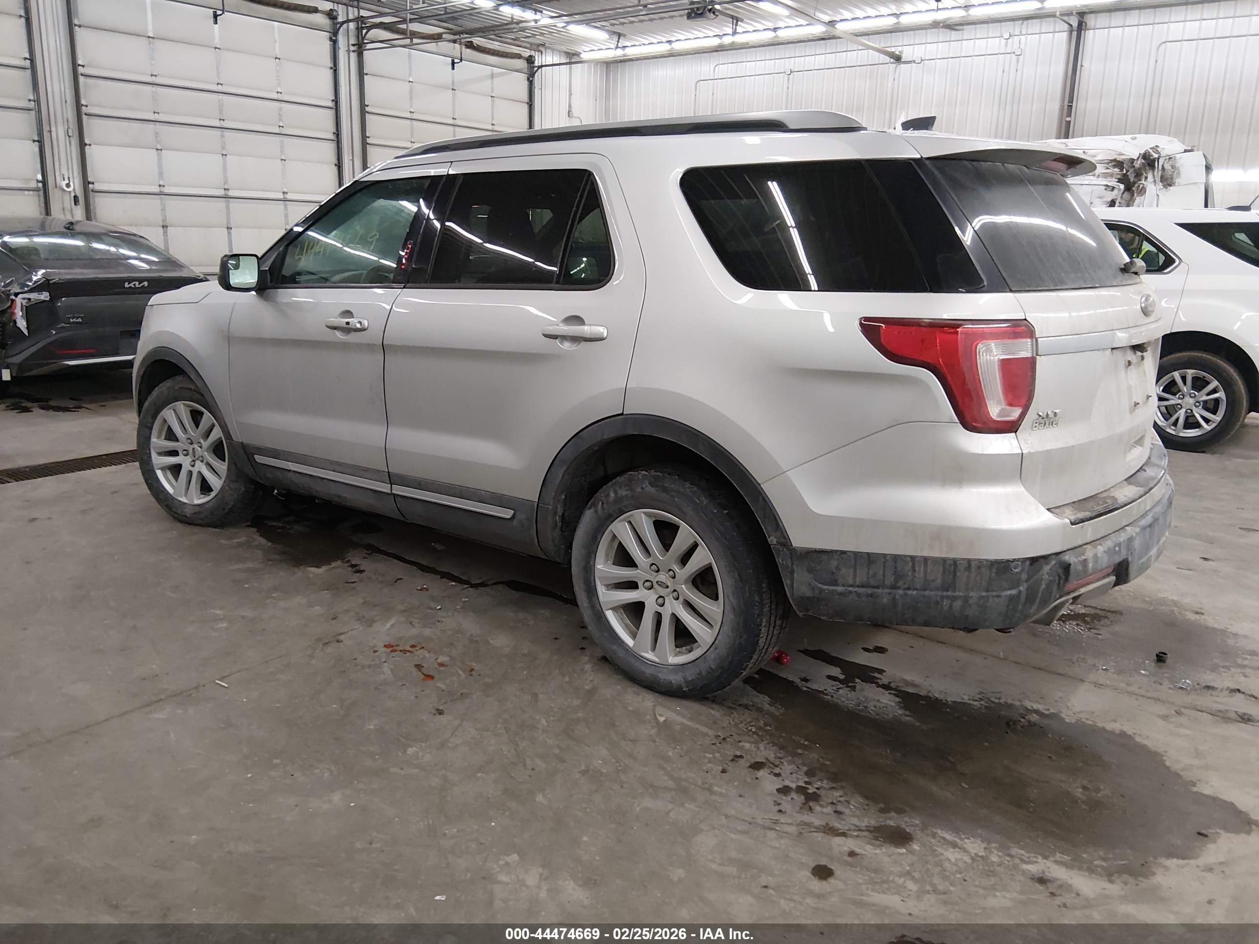 FORD EXPLORER image 3