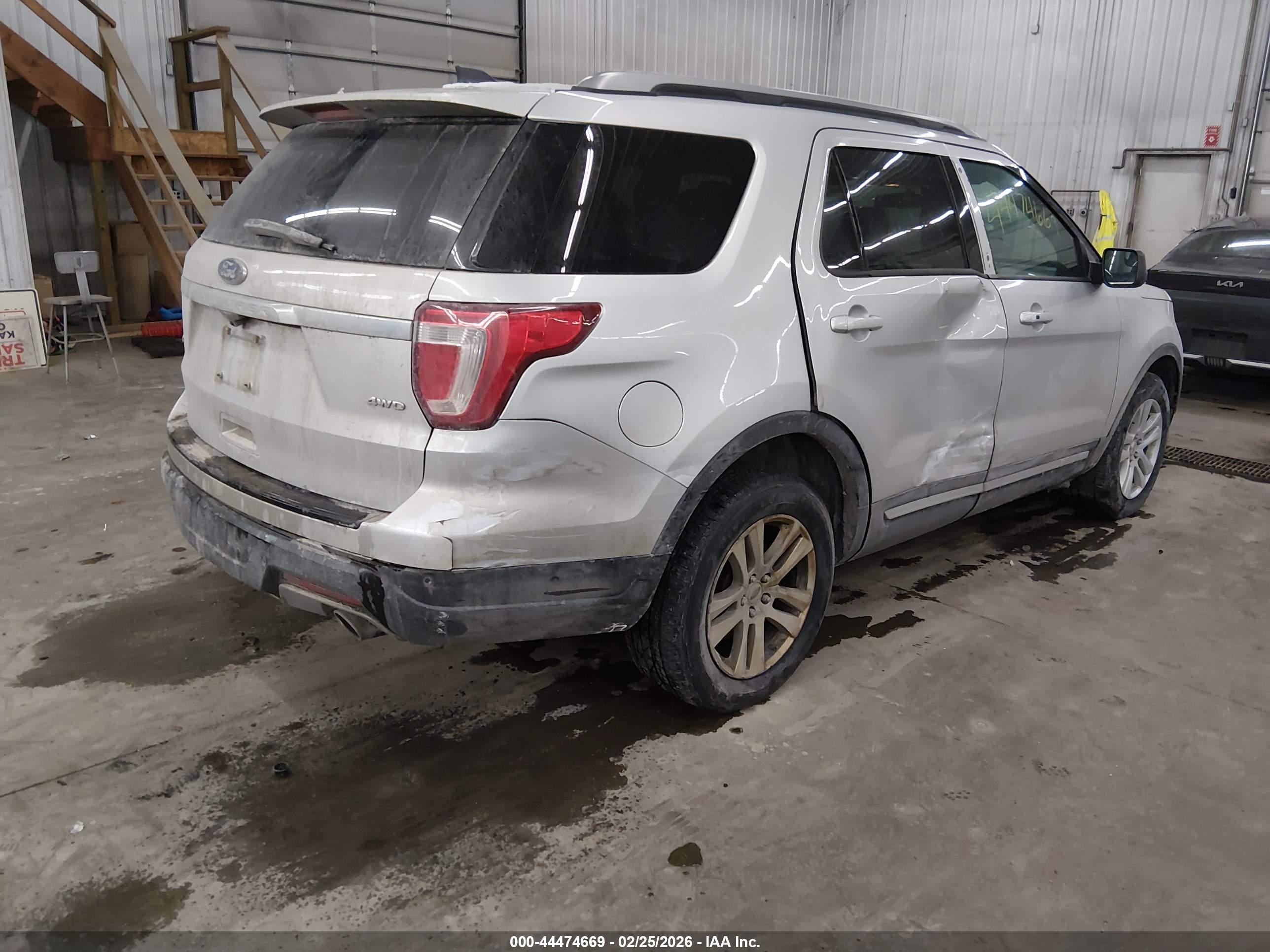 FORD EXPLORER image 4