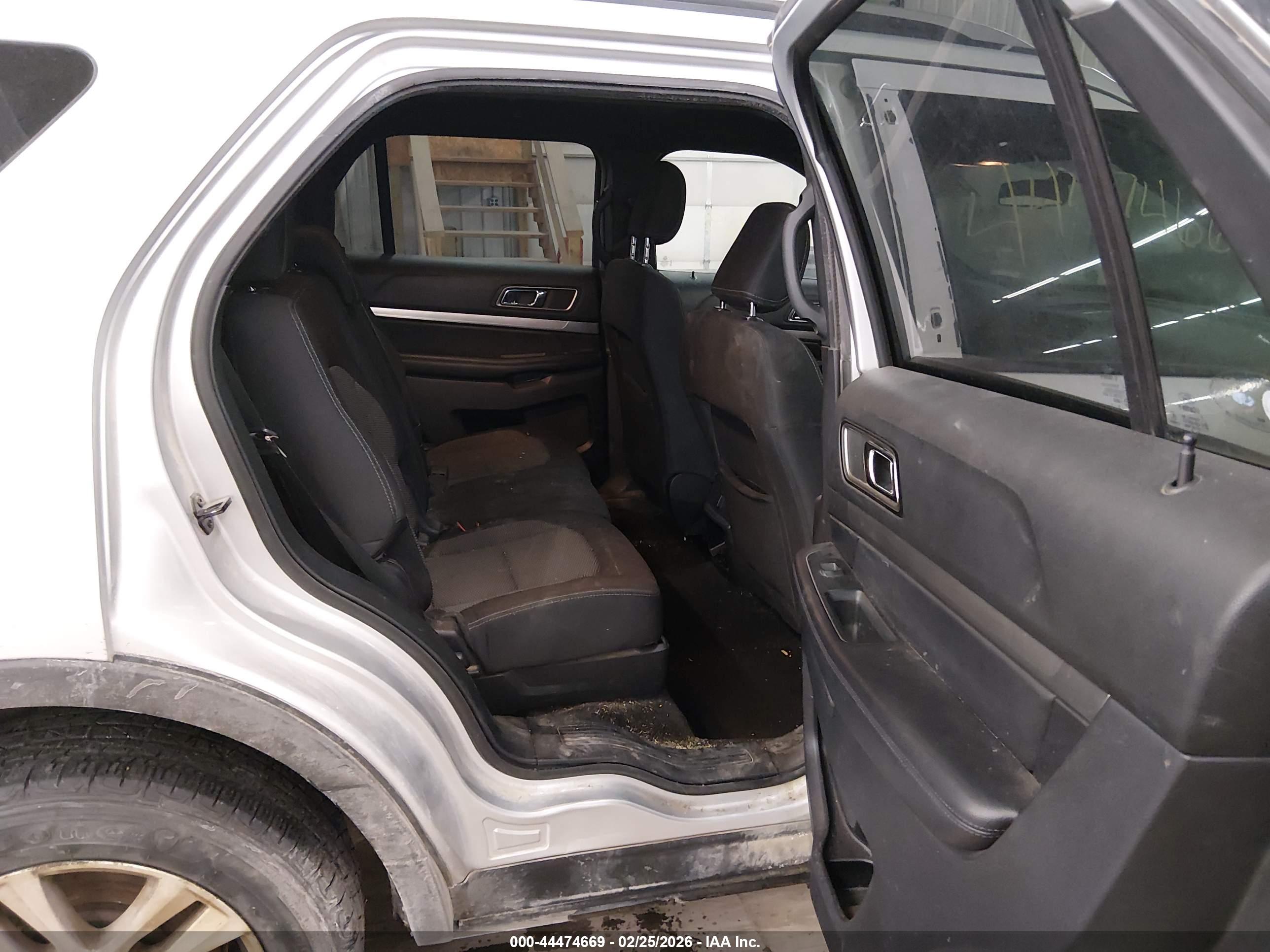FORD EXPLORER image 8