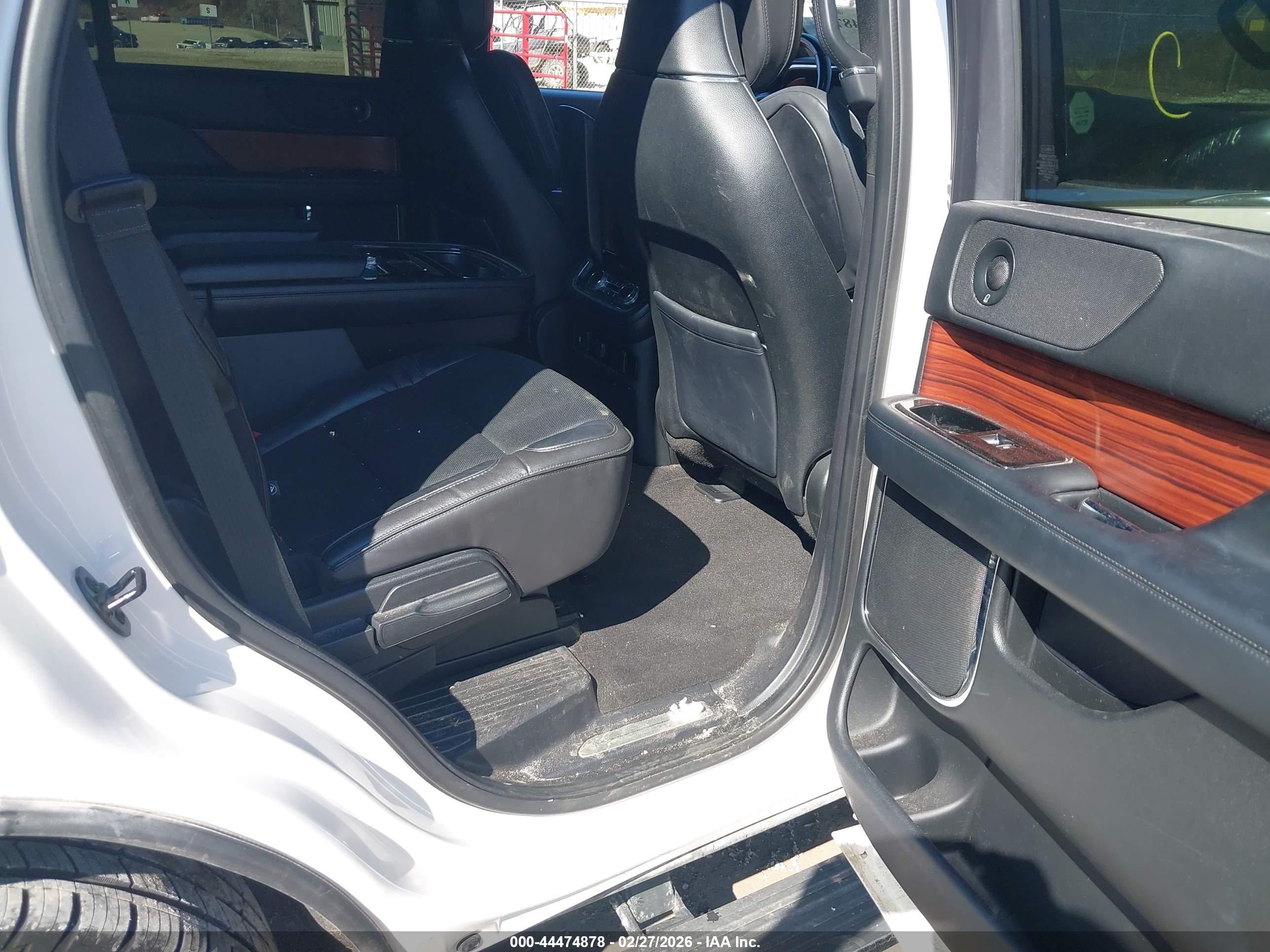 LINCOLN NAVIGATOR image 8