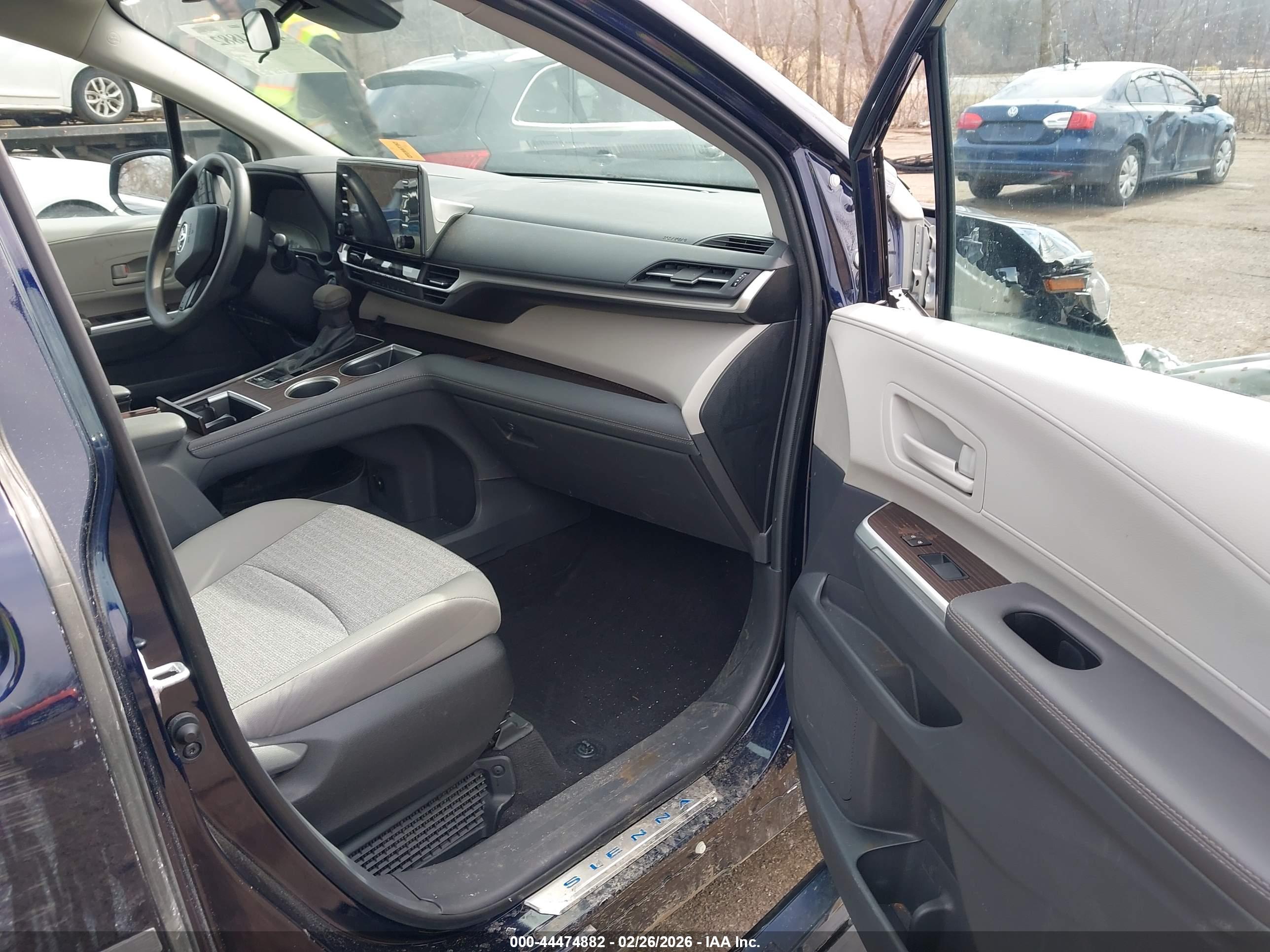 TOYOTA SIENNA image 5