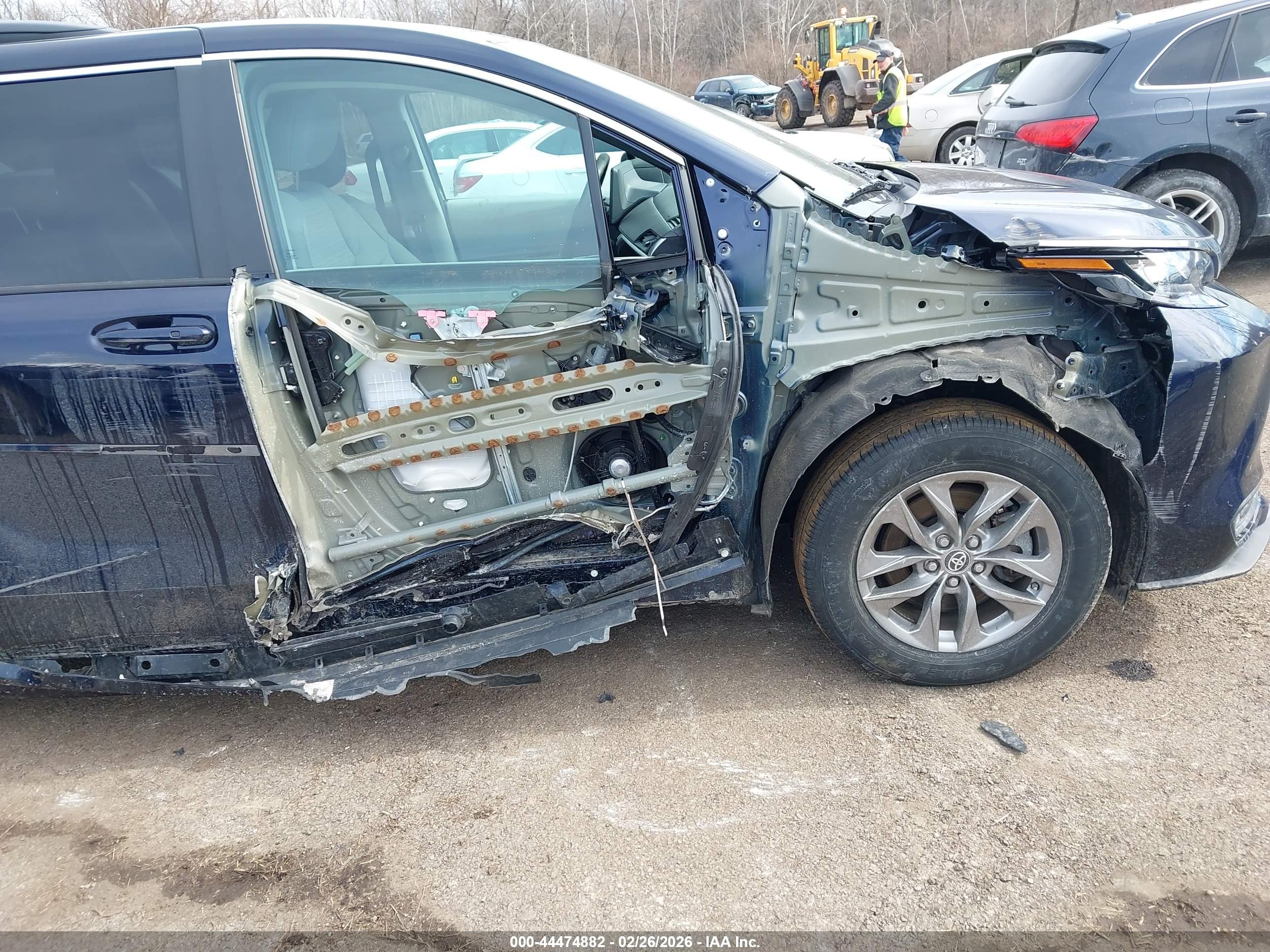 TOYOTA SIENNA image 6