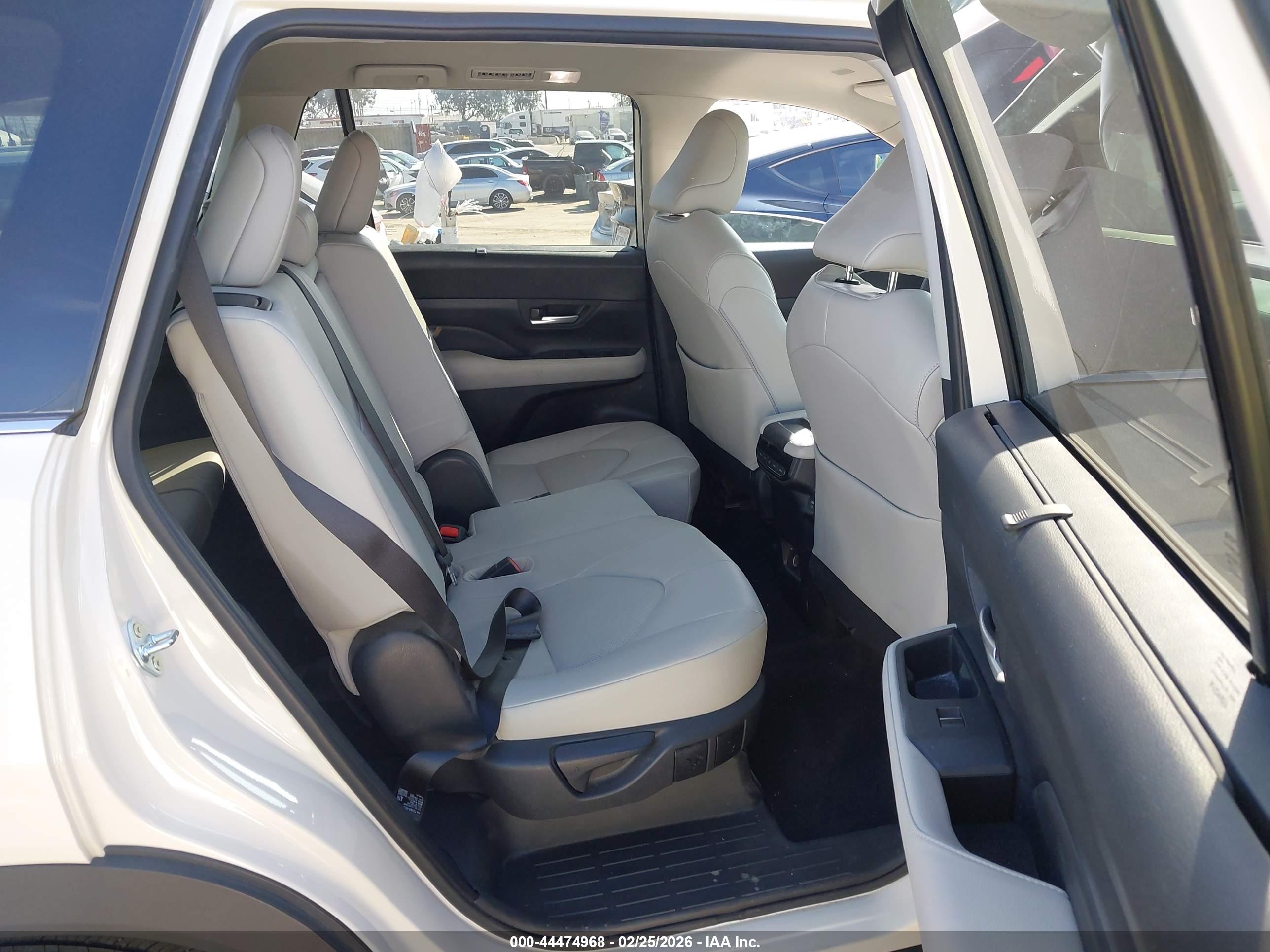 TOYOTA GRAND image 8