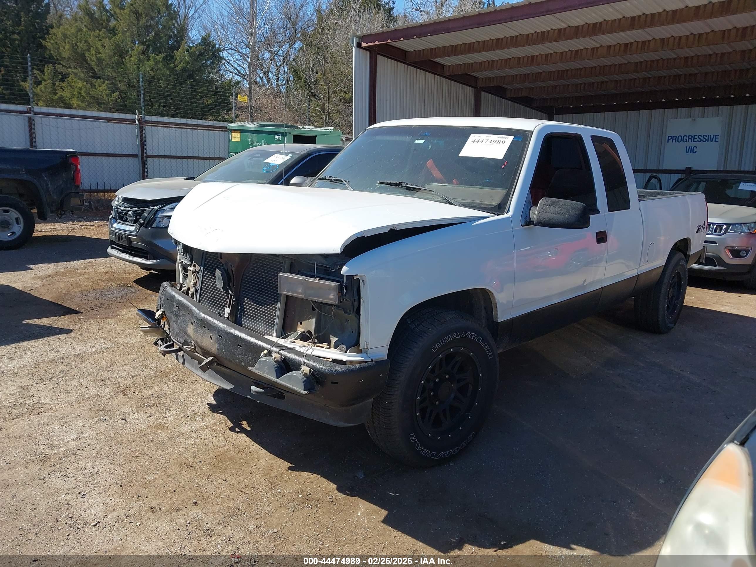 CHEVROLET GMT-400 image 2