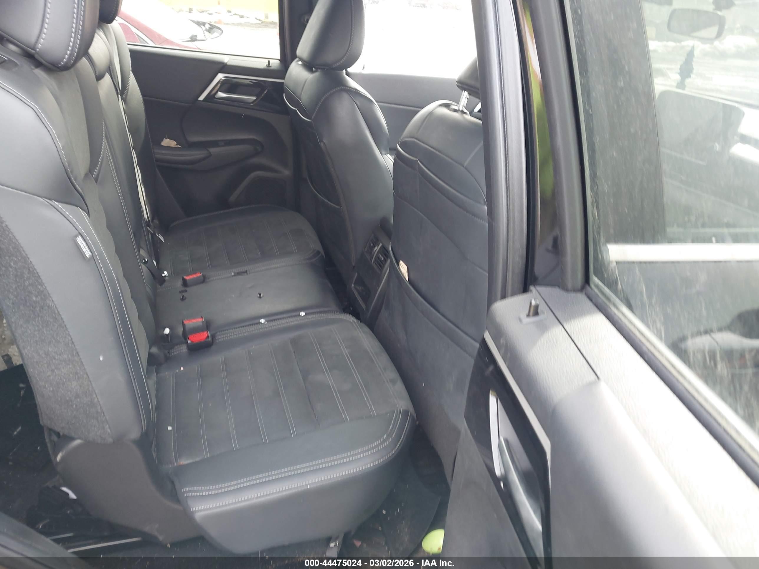 MITSUBISHI OUTLANDER image 8