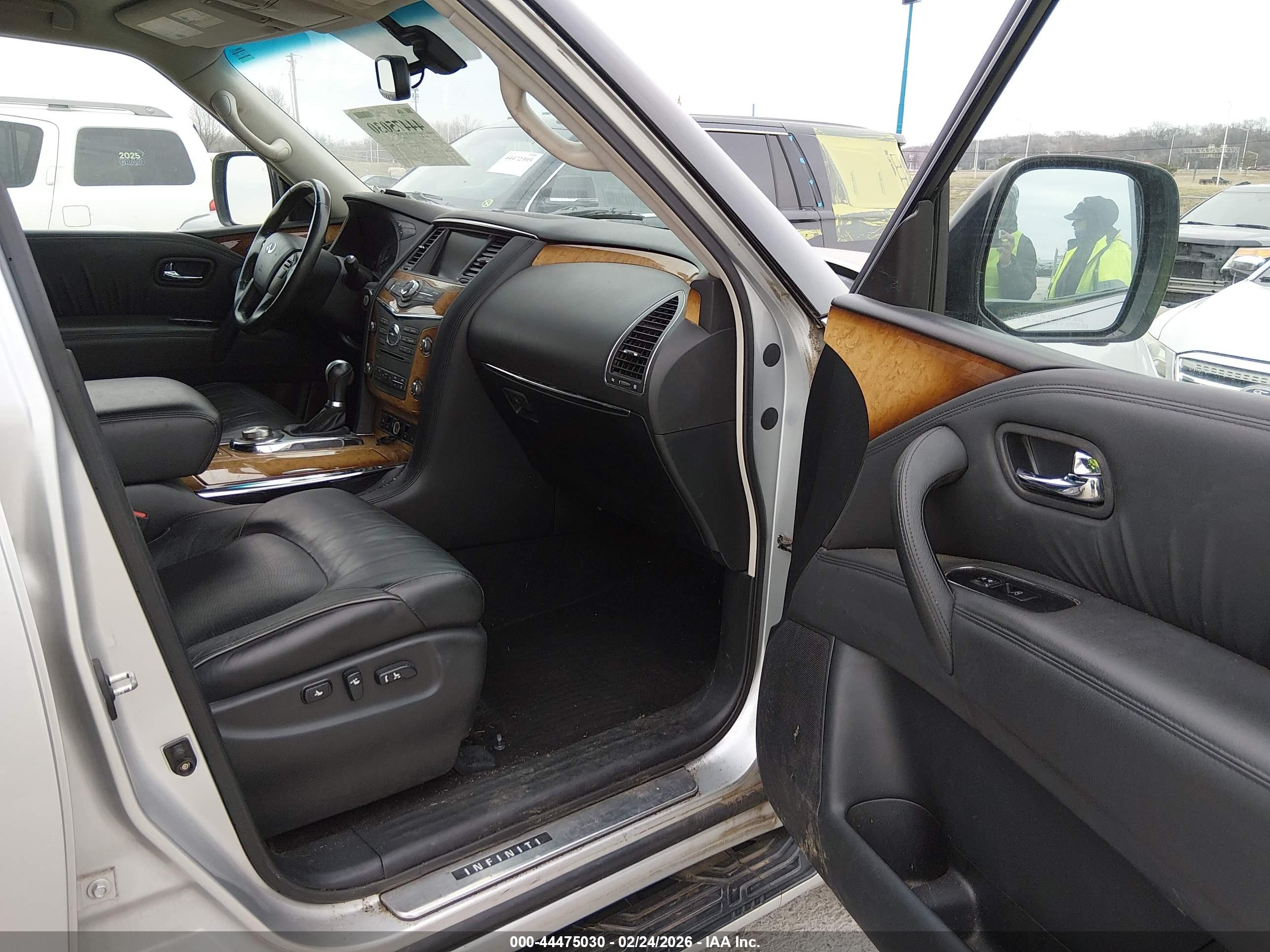INFINITI QX56 image 5