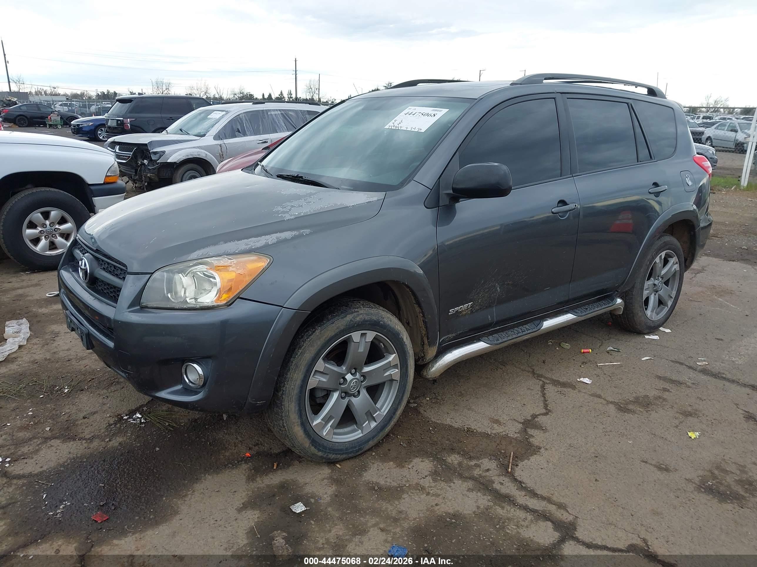 TOYOTA RAV4 image 2