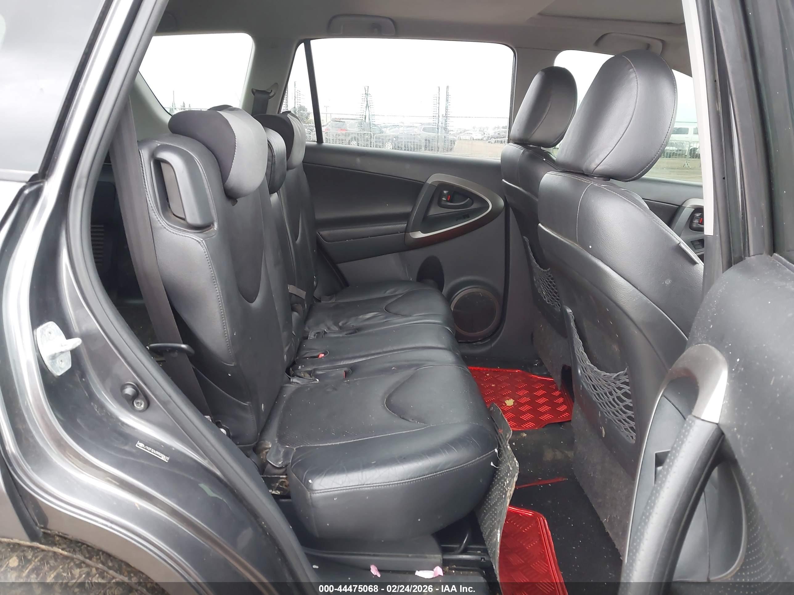 TOYOTA RAV4 image 8