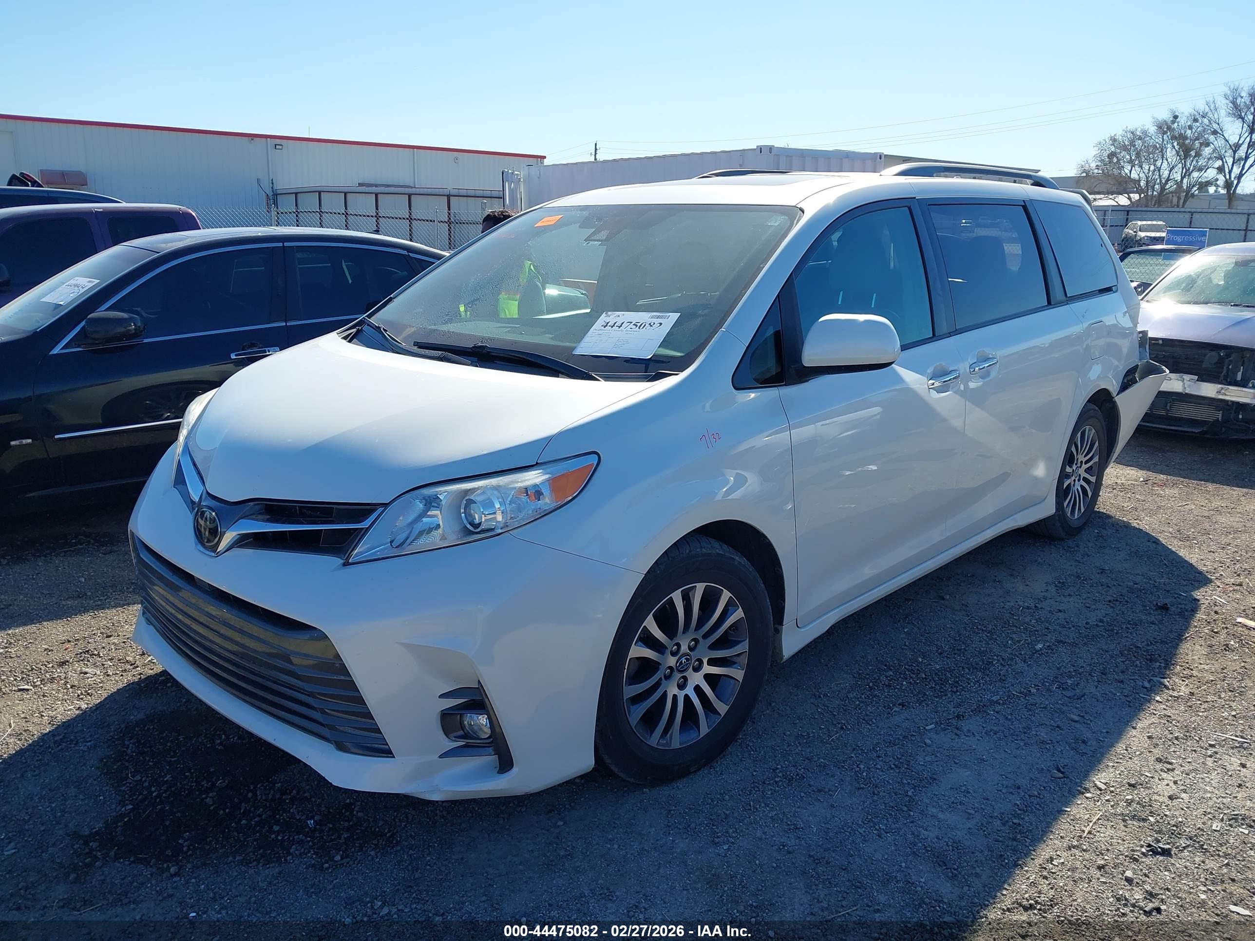 TOYOTA SIENNA image 2